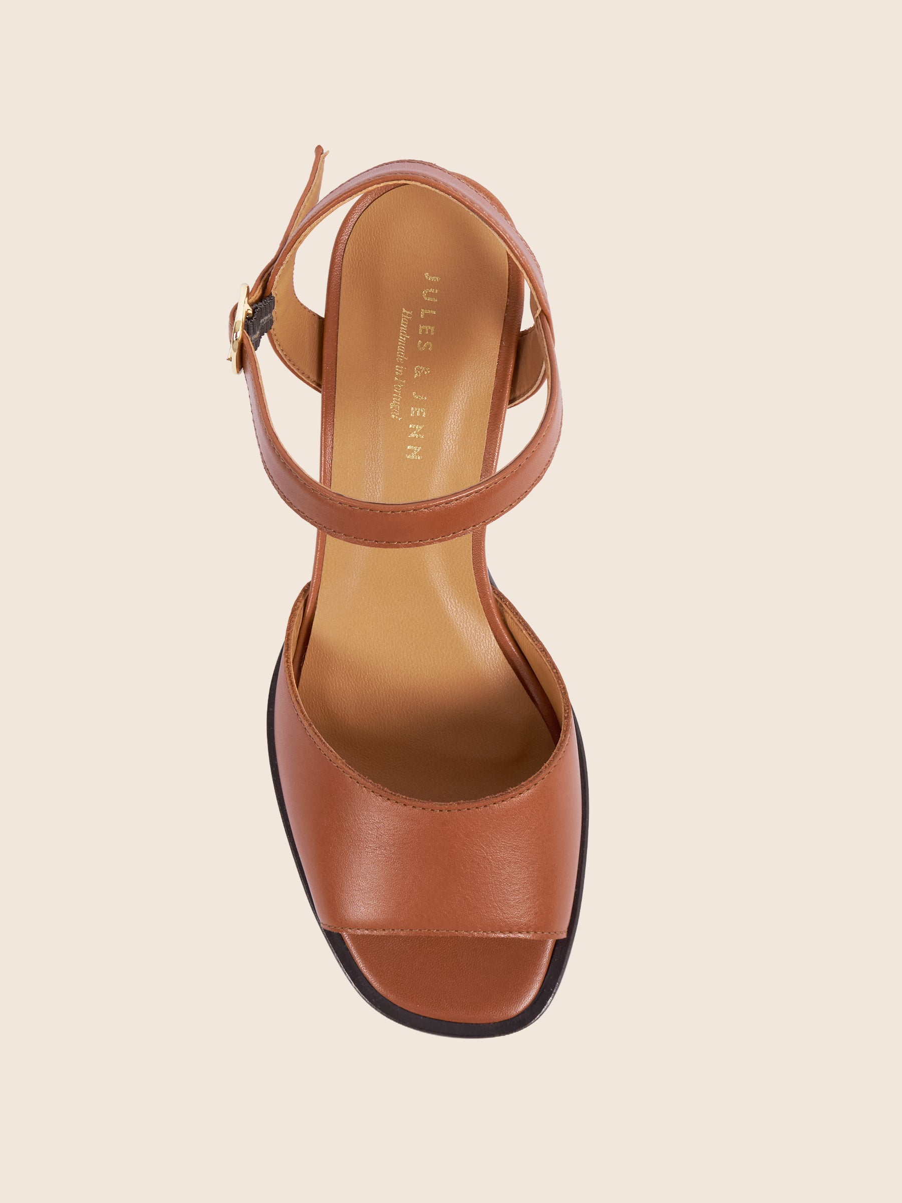 photo vue dessus sandales talon bloc cuir lisse cognac jules jenn