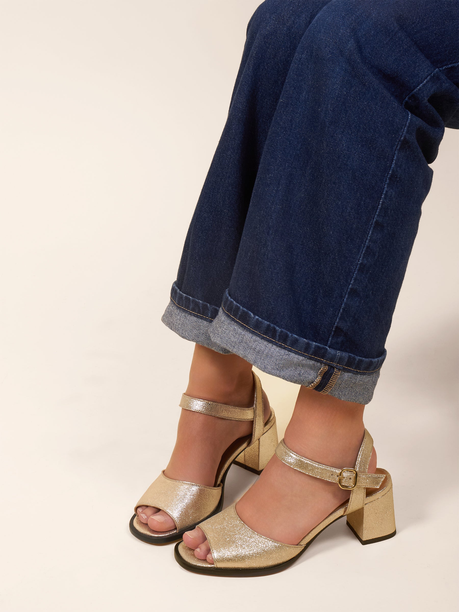 photo vue portée sandales talon bloc cuir métallisé doré jules jenn
