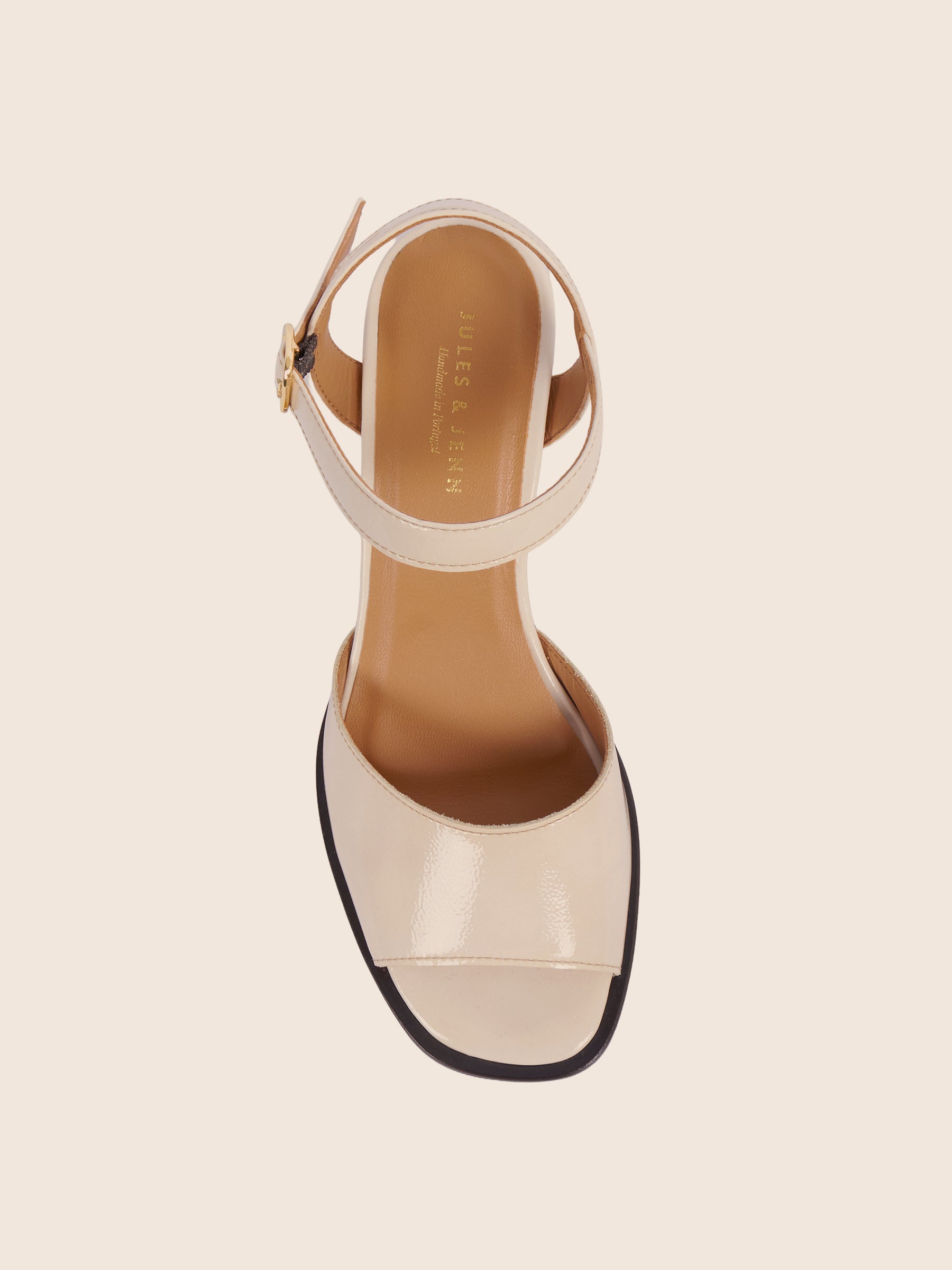 photo vue dessus sandales talon bloc cuir vernis crème jules jenn