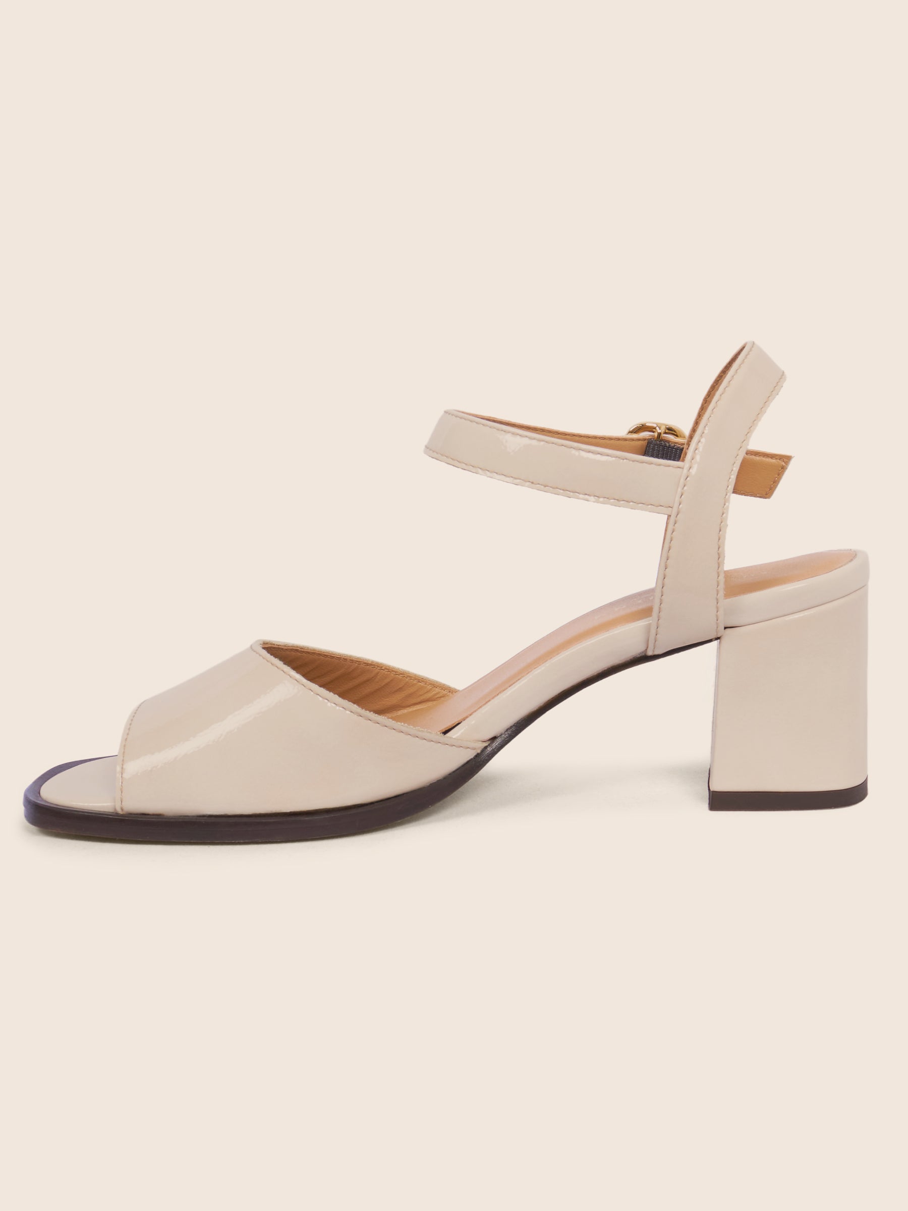 photo vue intérieure sandales talon bloc cuir vernis crème jules jenn