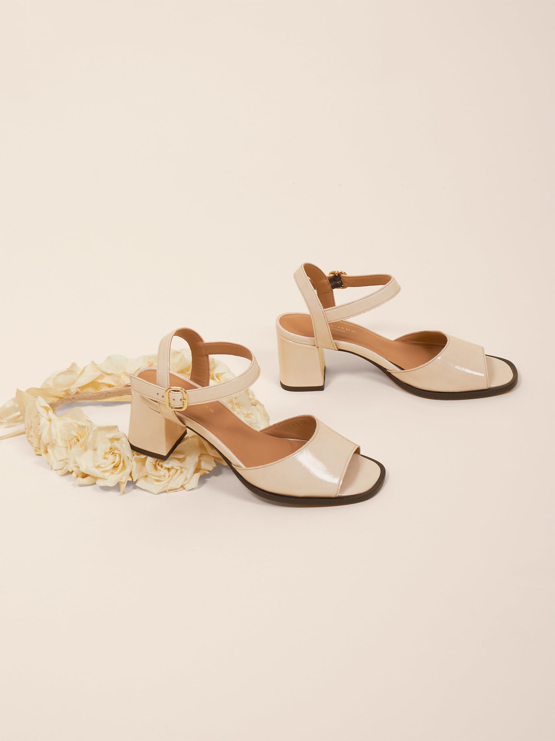 photo vue posée sandales talon bloc cuir vernis crème jules jenn