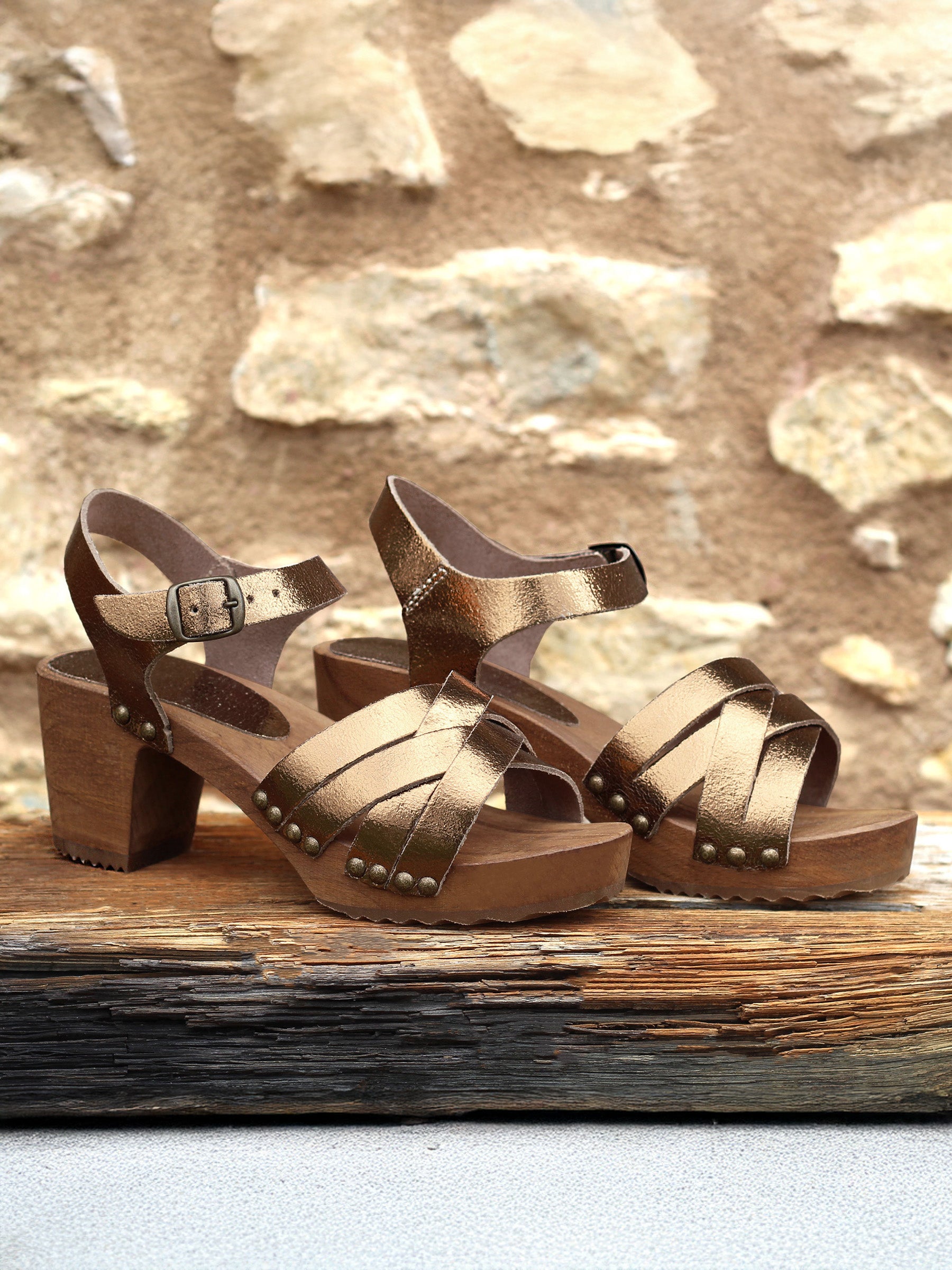 vue posée sandales talon bois cuir metallise bronze jules jenn