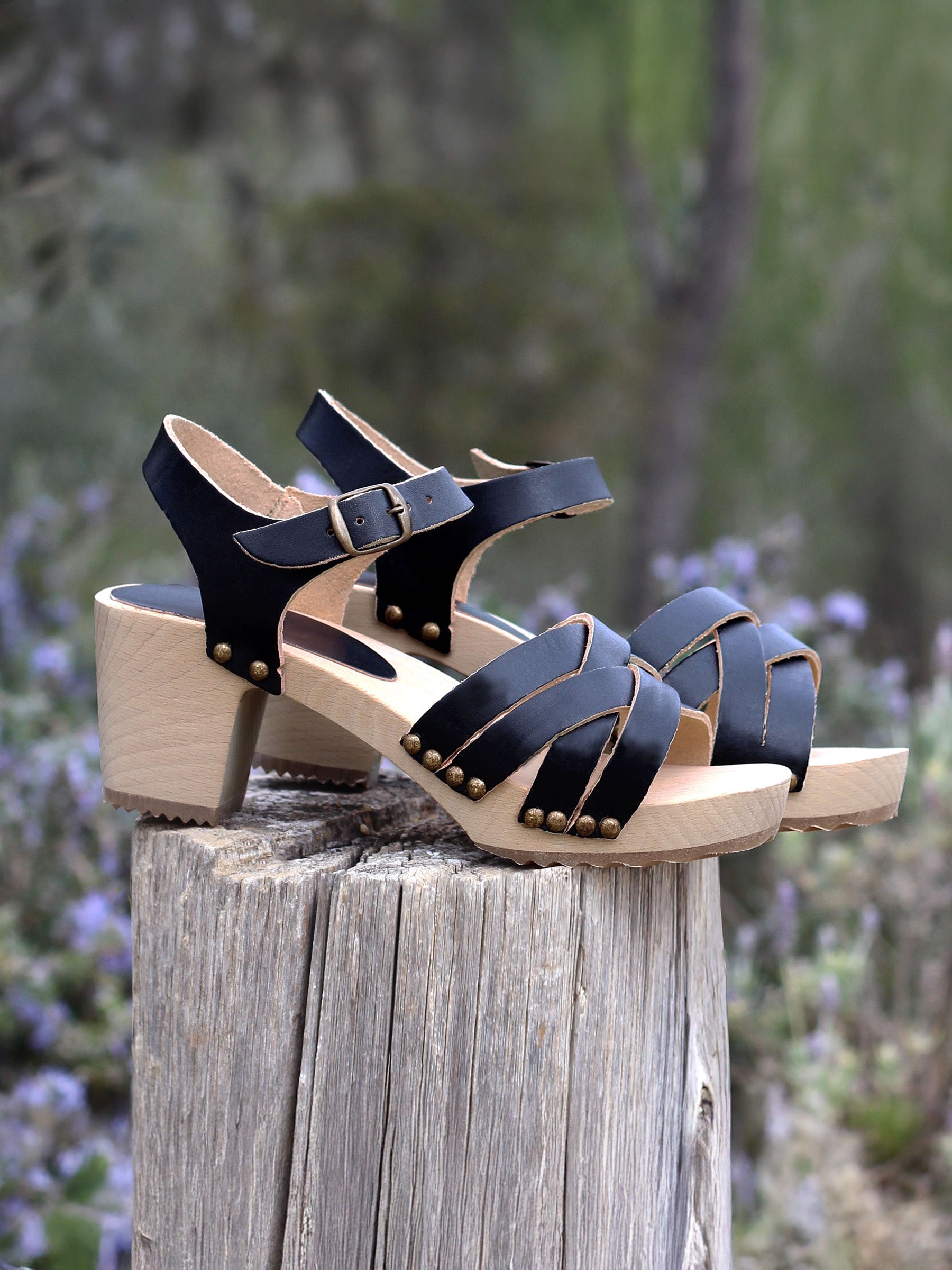 vue posée sandales talon bois cuir noir jules jenn