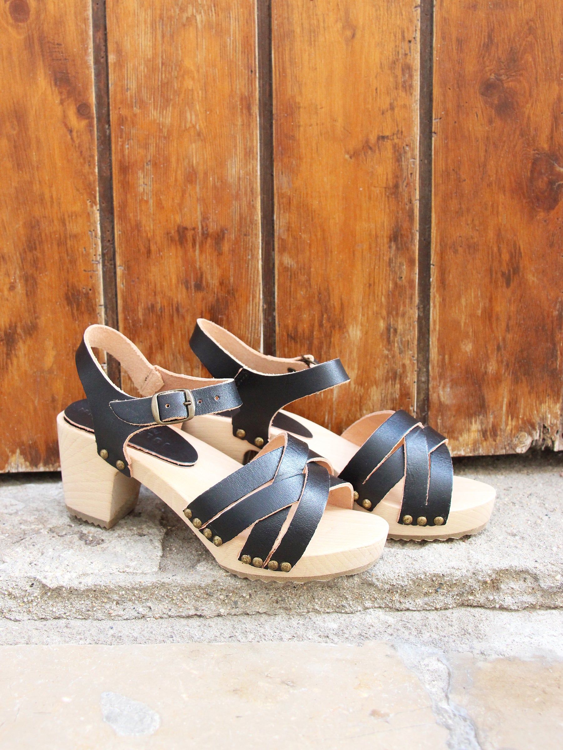 vue posée sandales talon bois cuir noir jules jenn