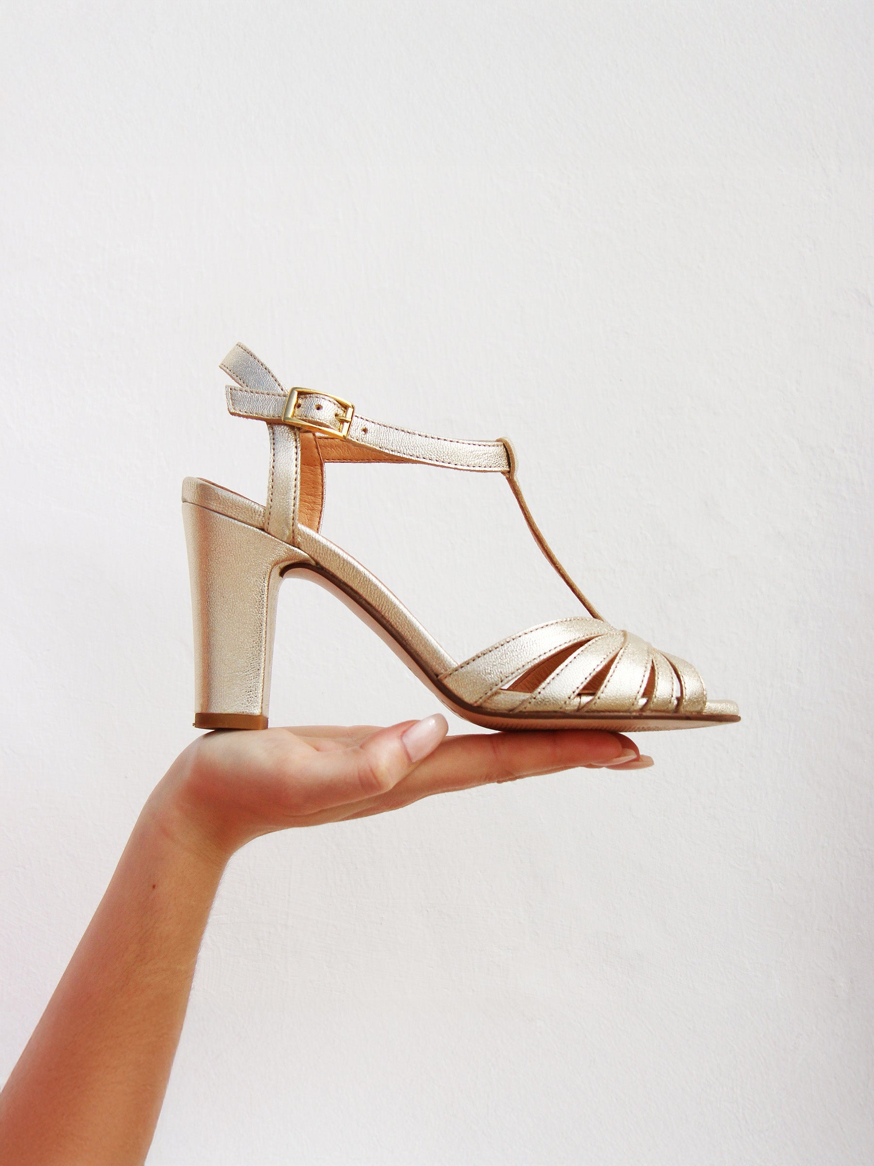 vue posées 1 sandales talon brides cuir metallise dore jules jenn