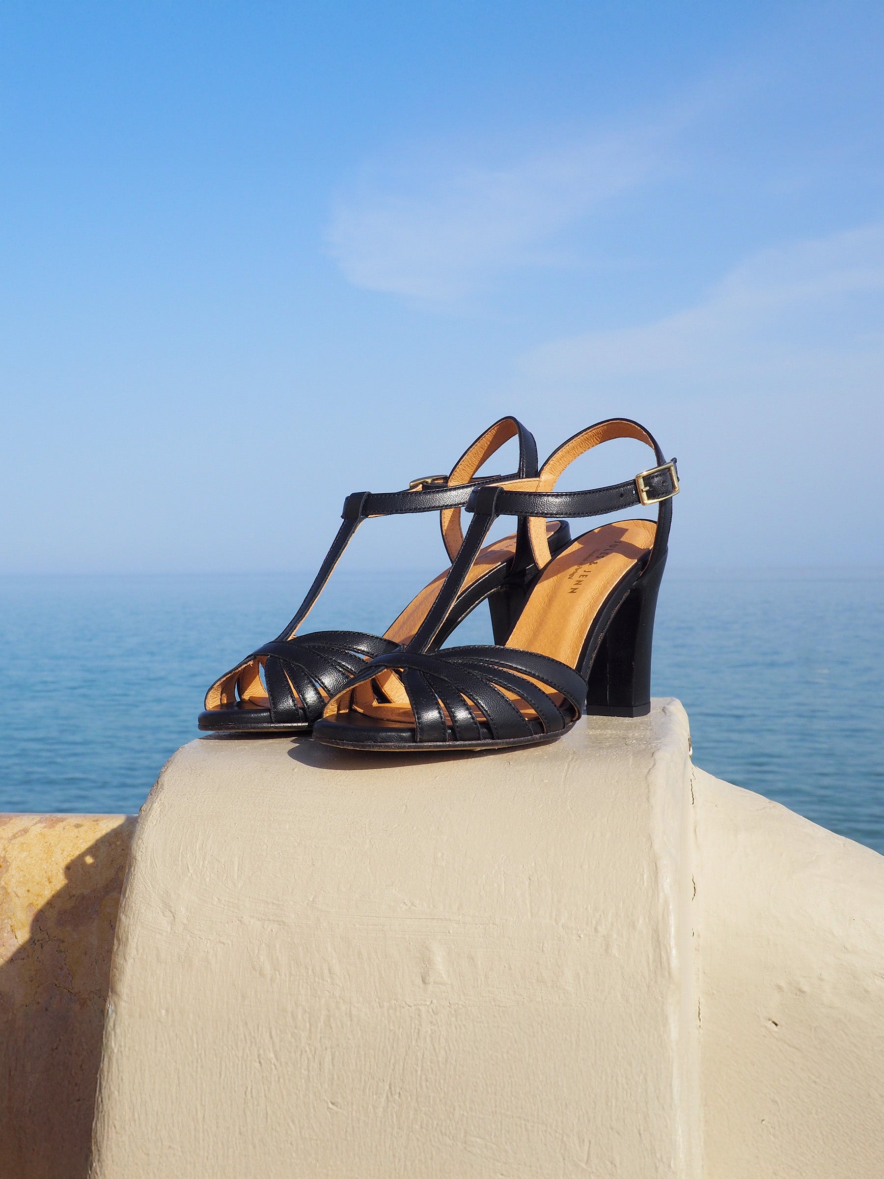vue posée sandales talon brides cuir noir jules jenn