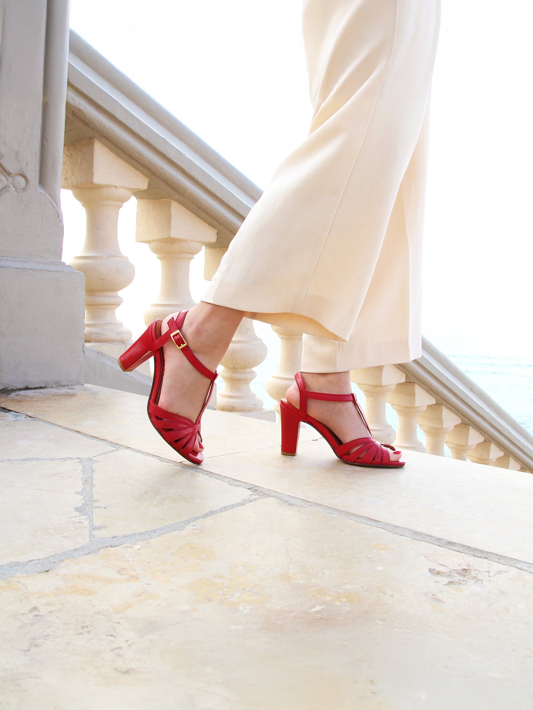 vue portée sandales talon brides cuir rouge jules jenn