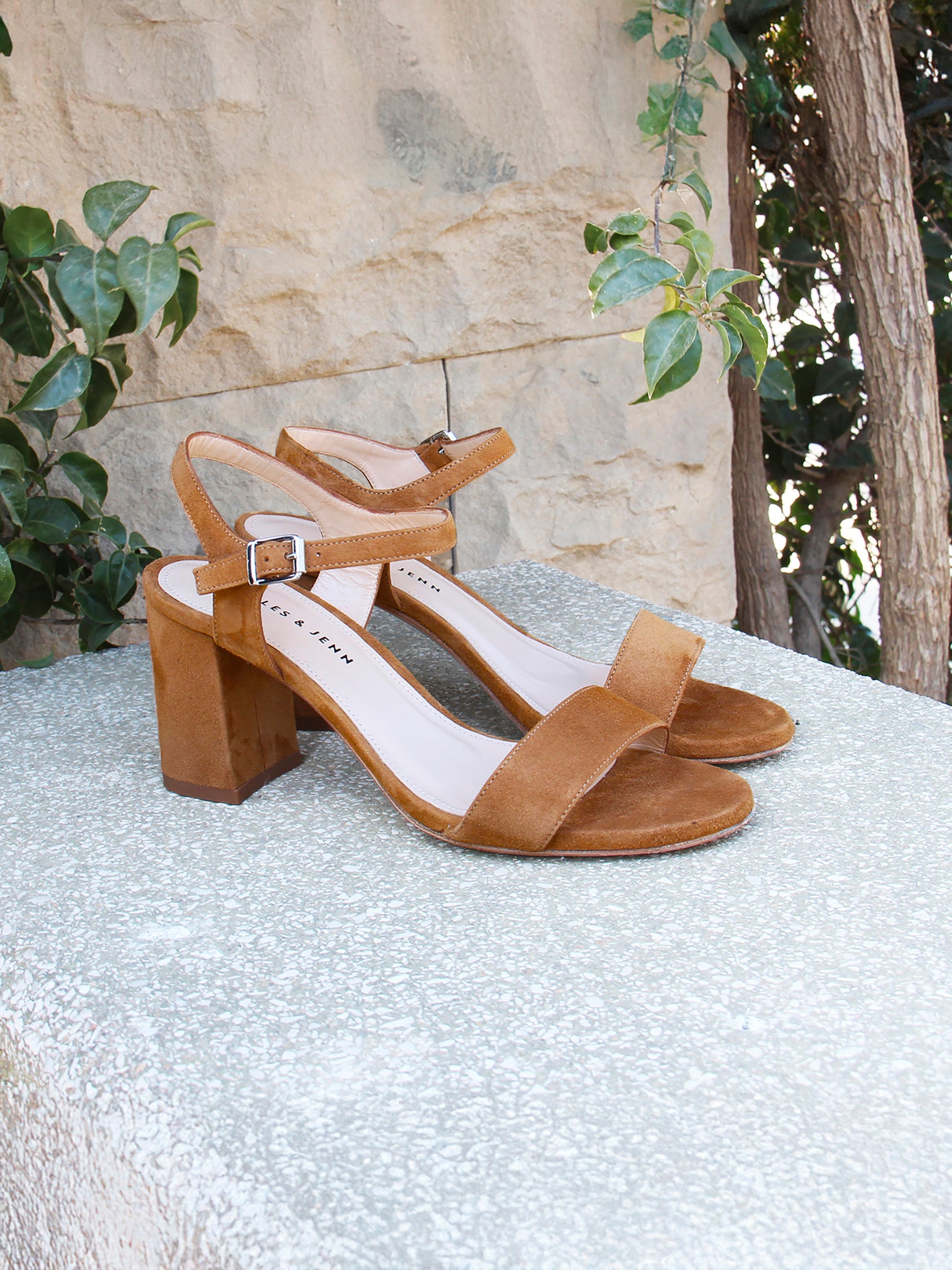 vue posée sandales à talon cuir daim camel jules & jenn