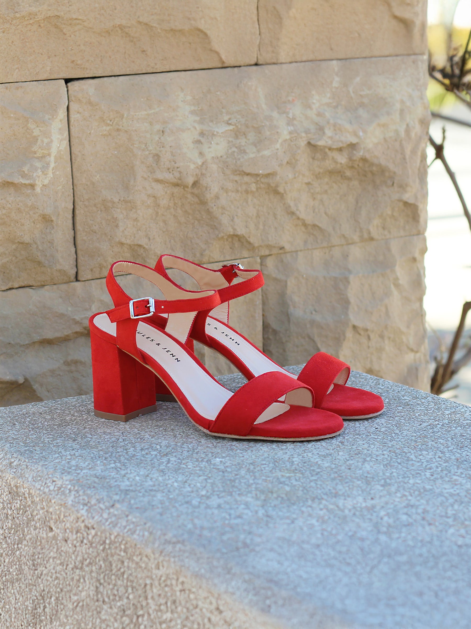 vue posée sandales talon cuir daim rouge jules jenn