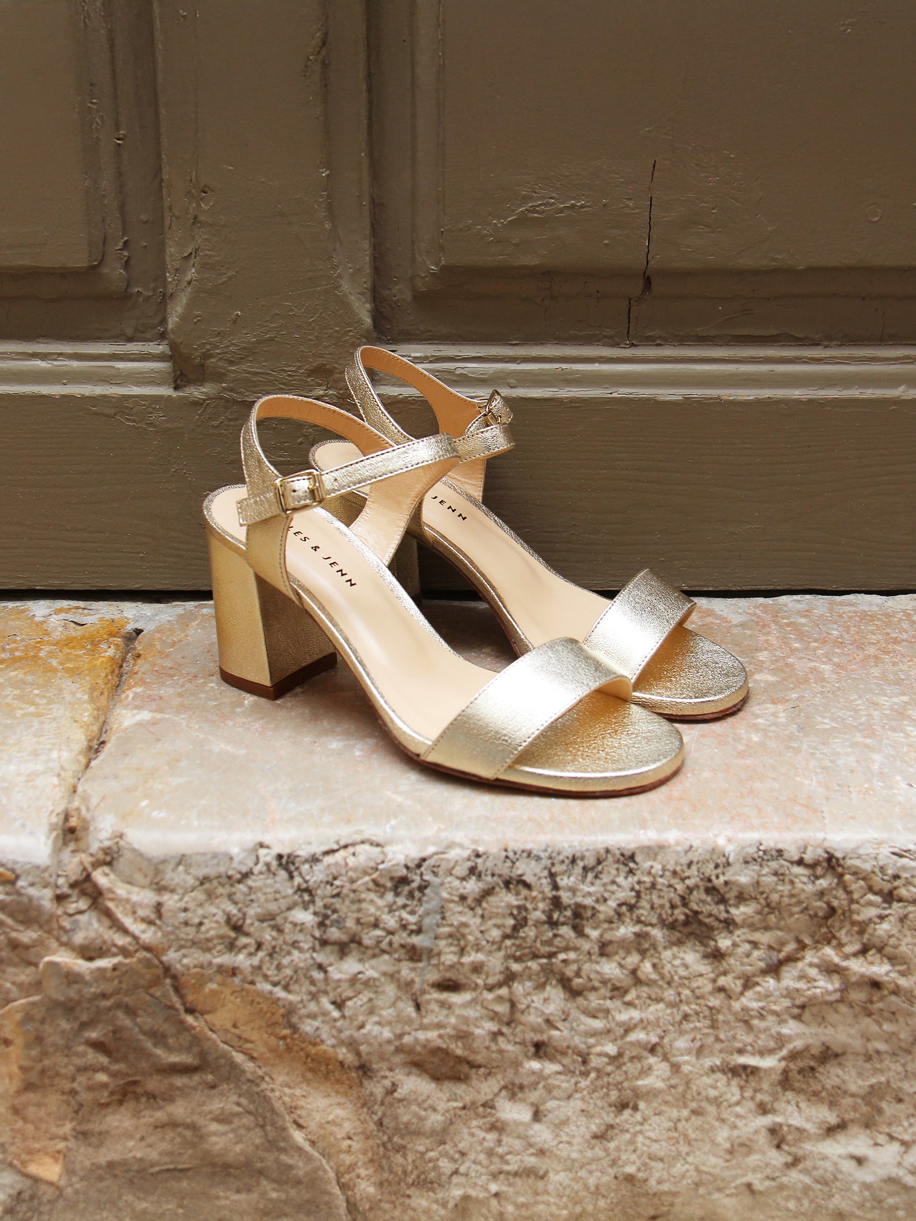 vue posée sandales talon cuir metallise dore jules jenn
