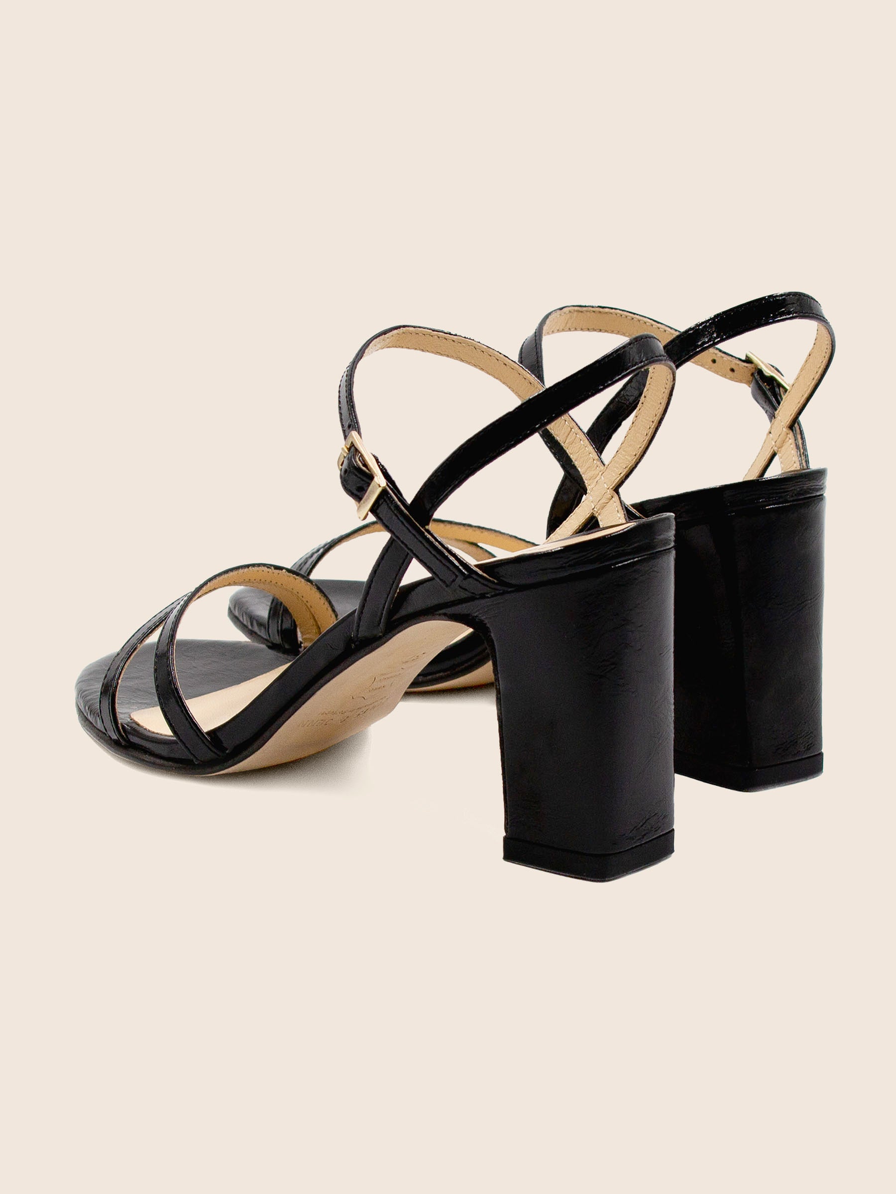 vue arriere sandales talon epurees cuir vernis noir jules jenn