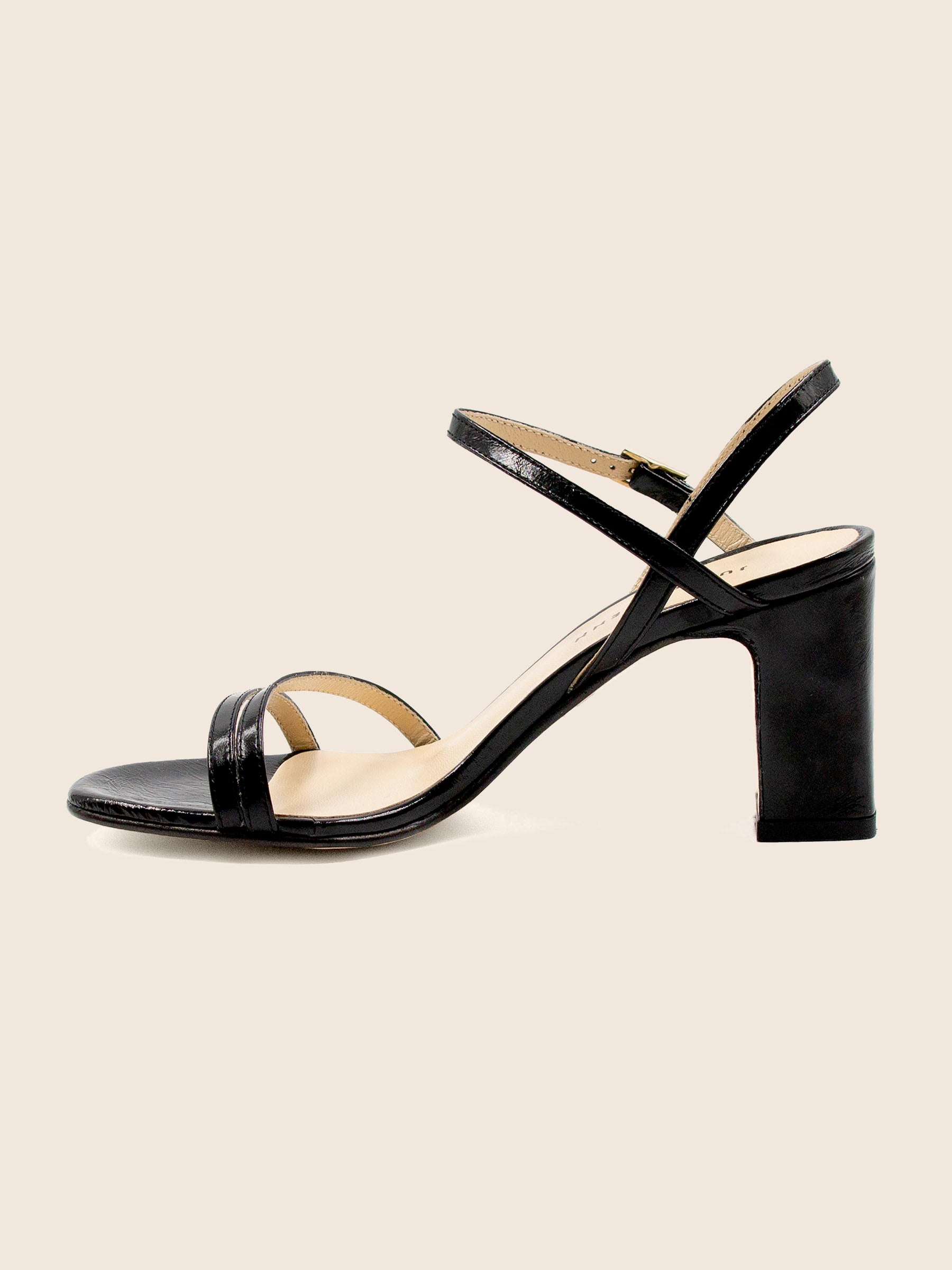 vue interieur sandales talon epurees cuir vernis noir jules jenn