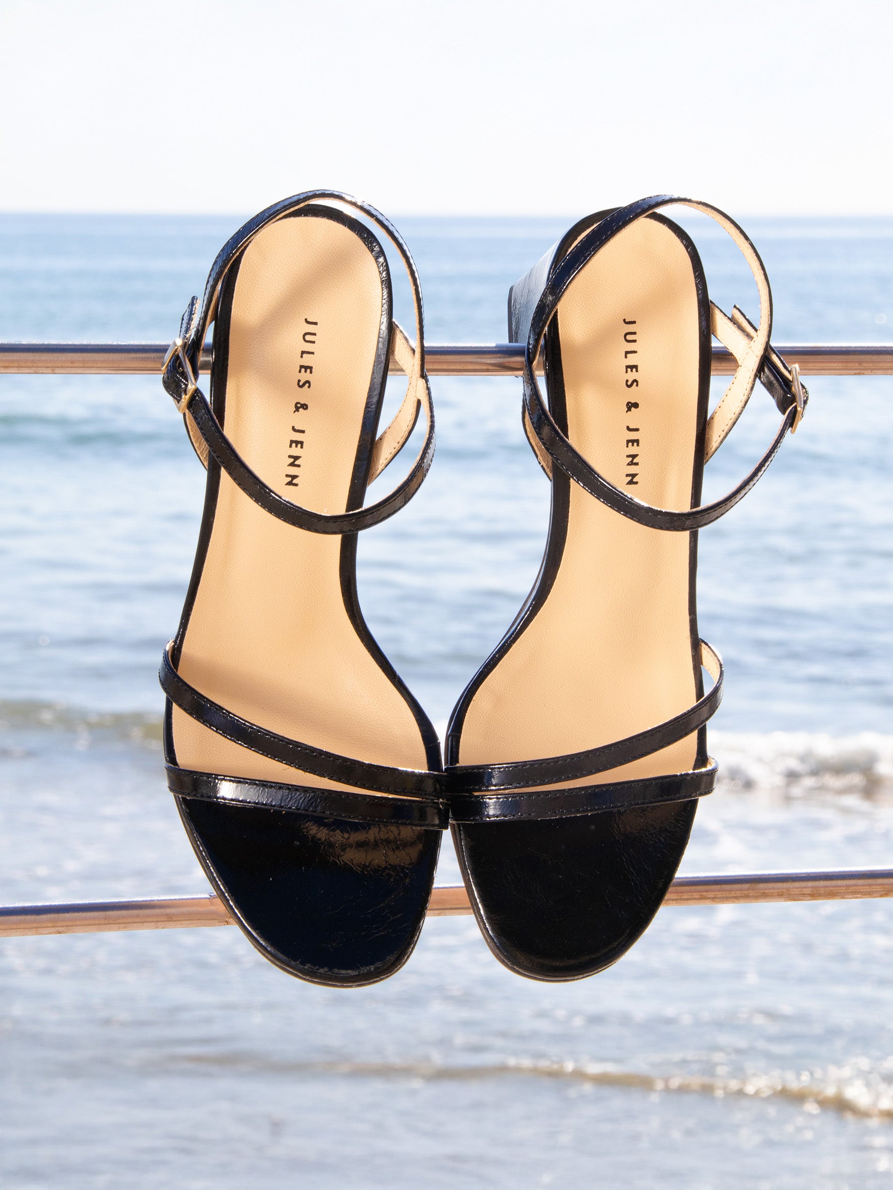 vue posée sandales talon epurees cuir vernis noir jules jenn