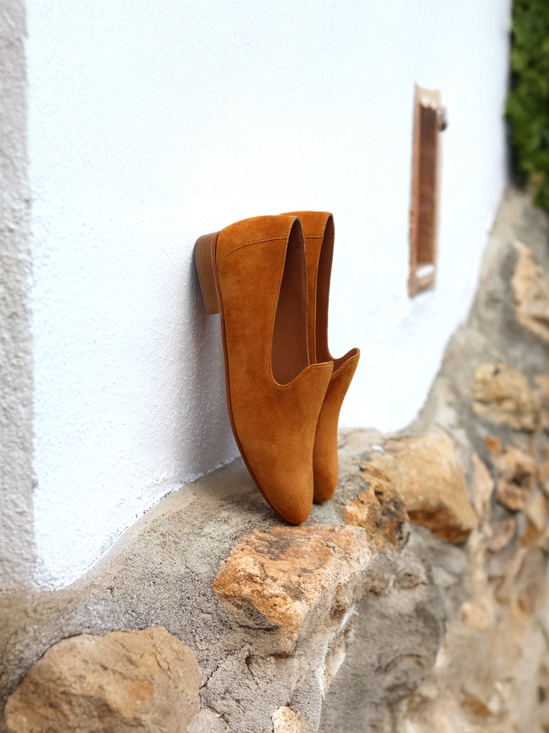 vue posée slippers classiques cuir daim camel jules jenn