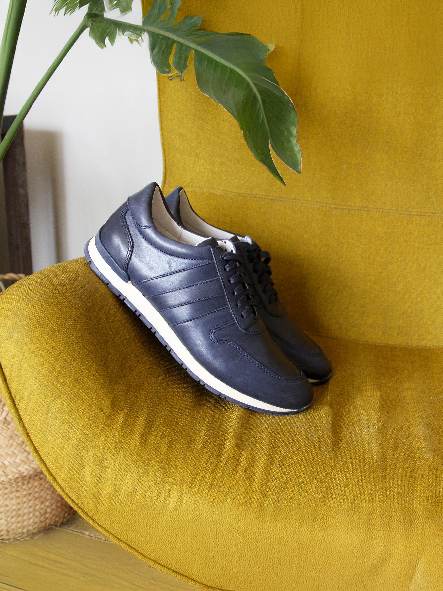 vue posée sneakers cuir bleu marine jules jenn