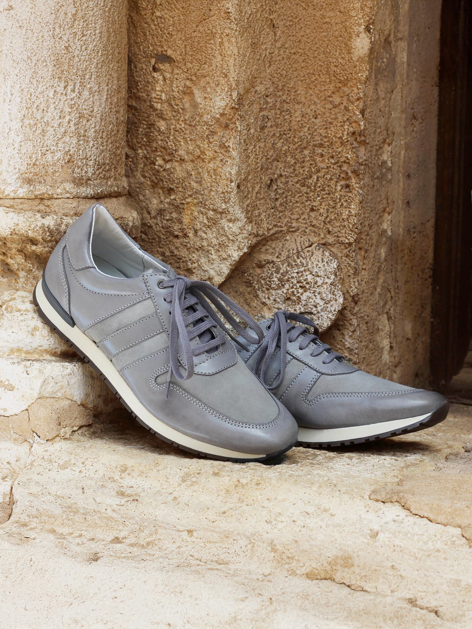 vue posée sneakers cuir gris jules jenn