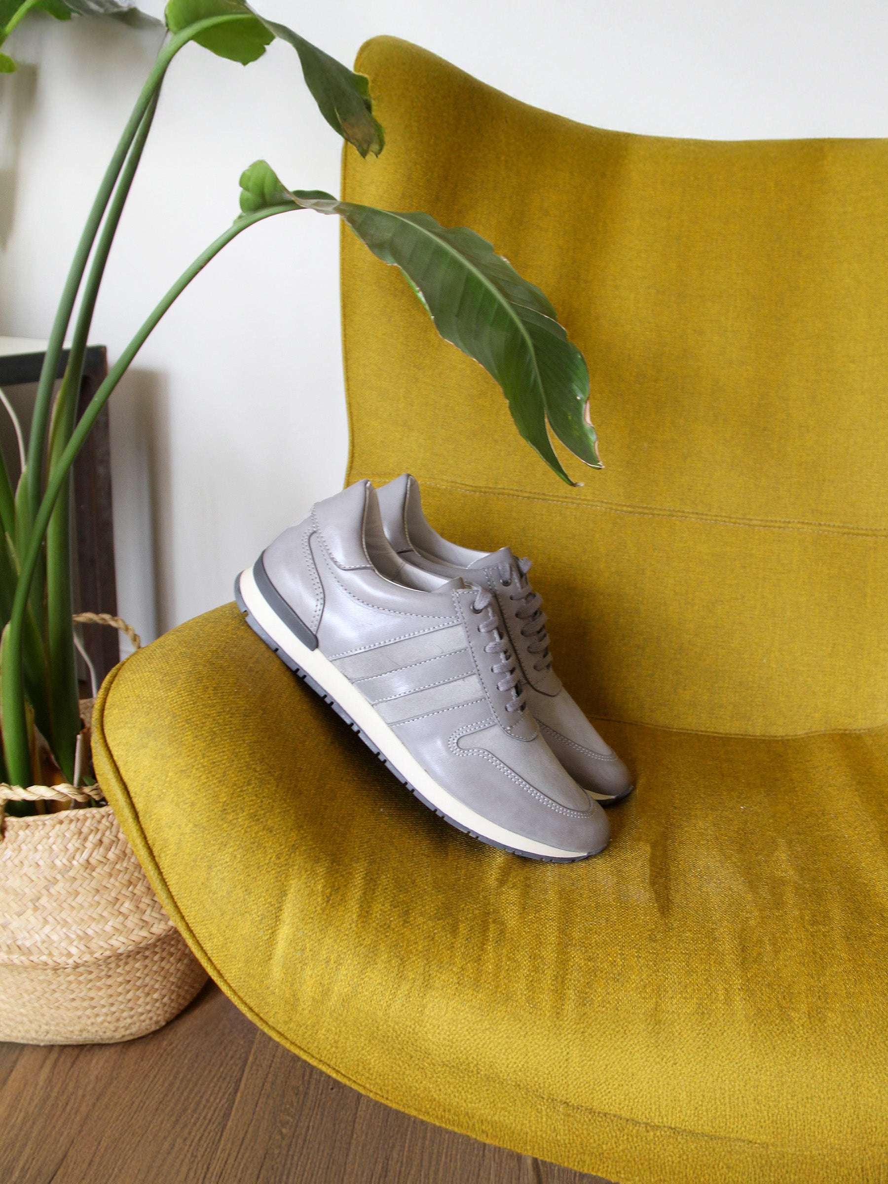 vue posée sneakers cuir daim gris jules jenn