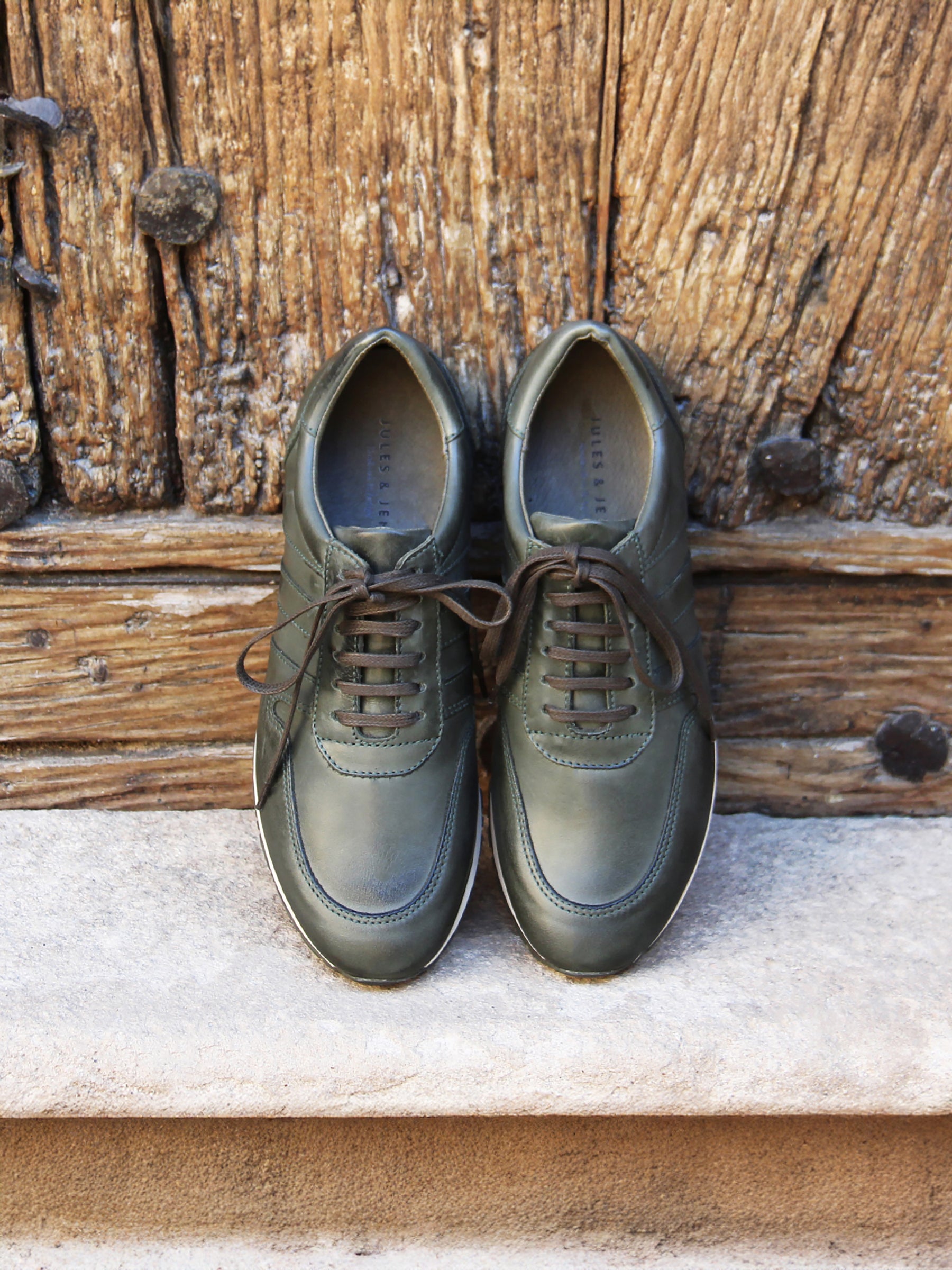 vue posée sneakers cuir vert jules jenn