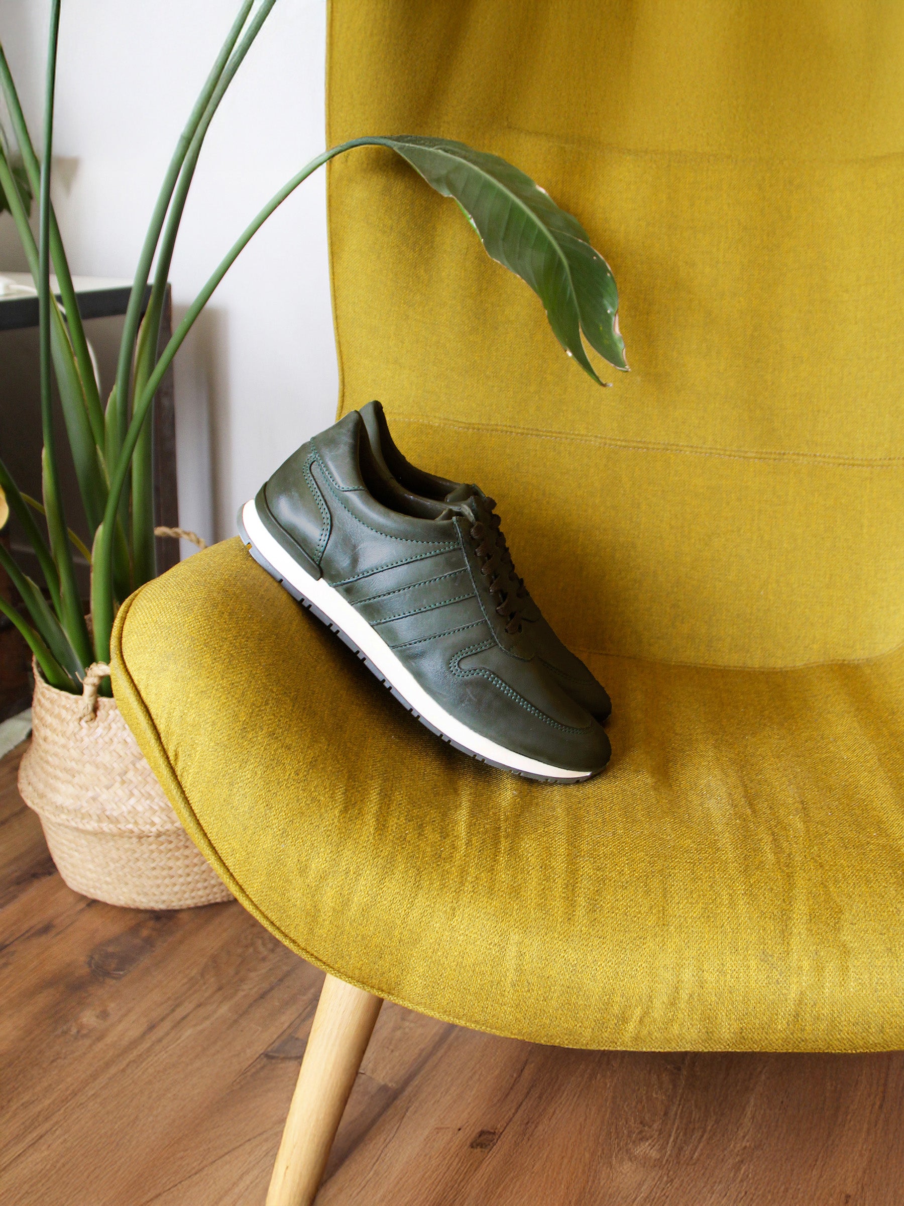 vue posée sneakers cuir vert jules jenn