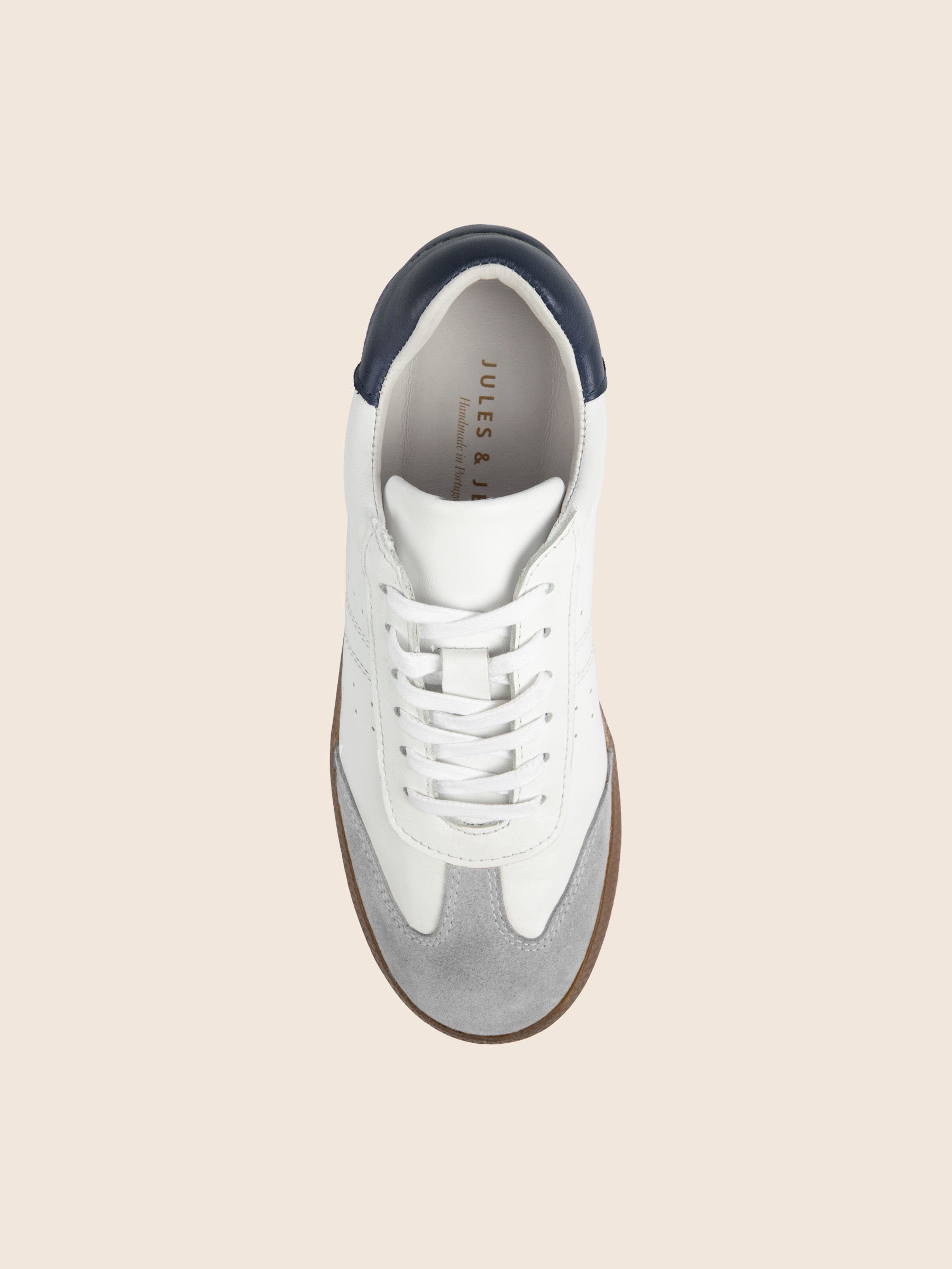 vue dessus tennis lacet cuir blanc et gris jules jenn