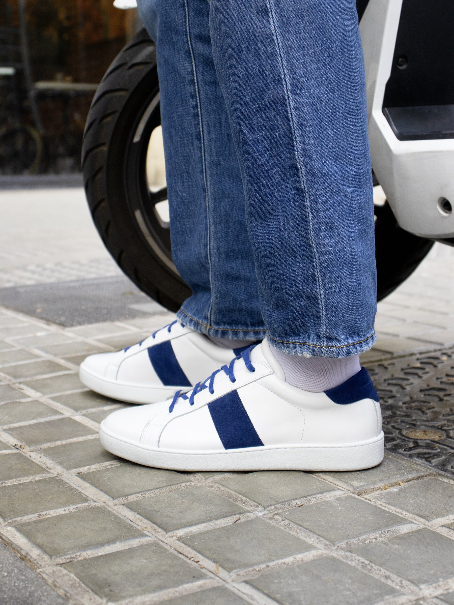 vue portée tennis lacet cuir blanc bleu jules jenn