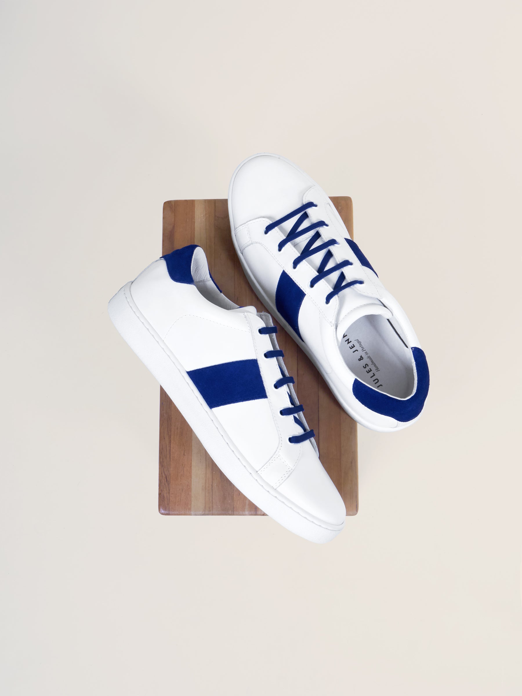 photo vue posée tennis lacet arthur cuir blanc bleu jules & jenn
