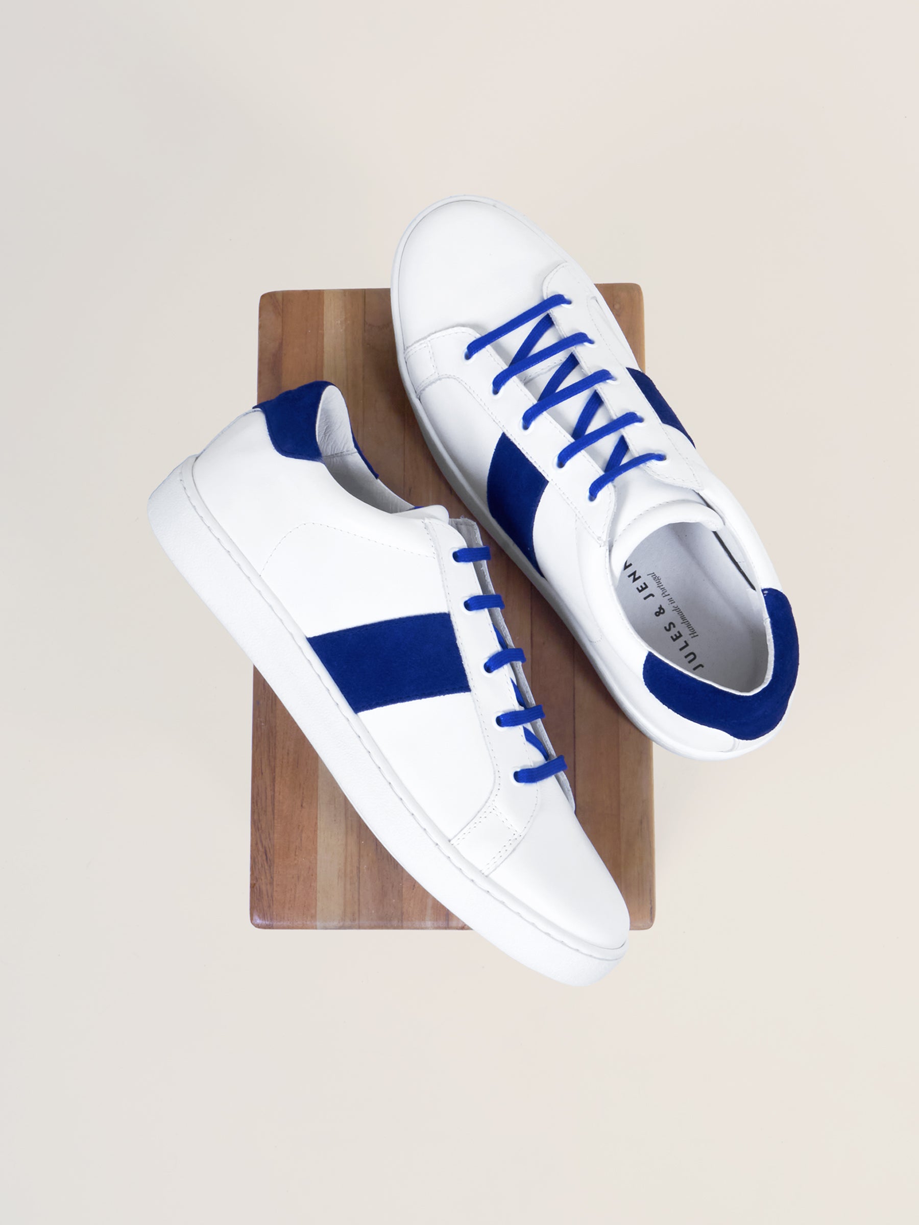 vue posée tennis lacet cuir blanc bleu jules jenn