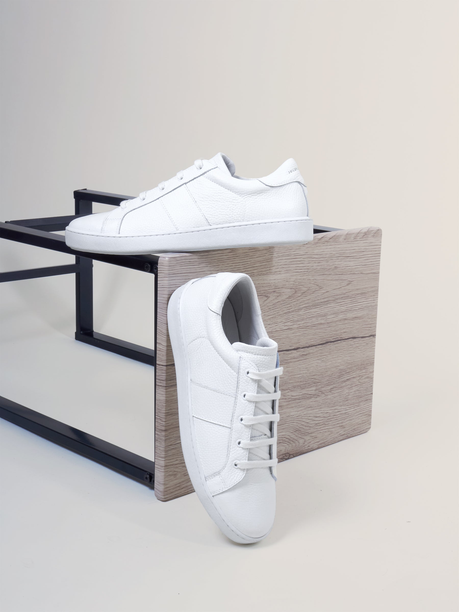 vue posée tennis lacet cuir grainé blanc jules jenn