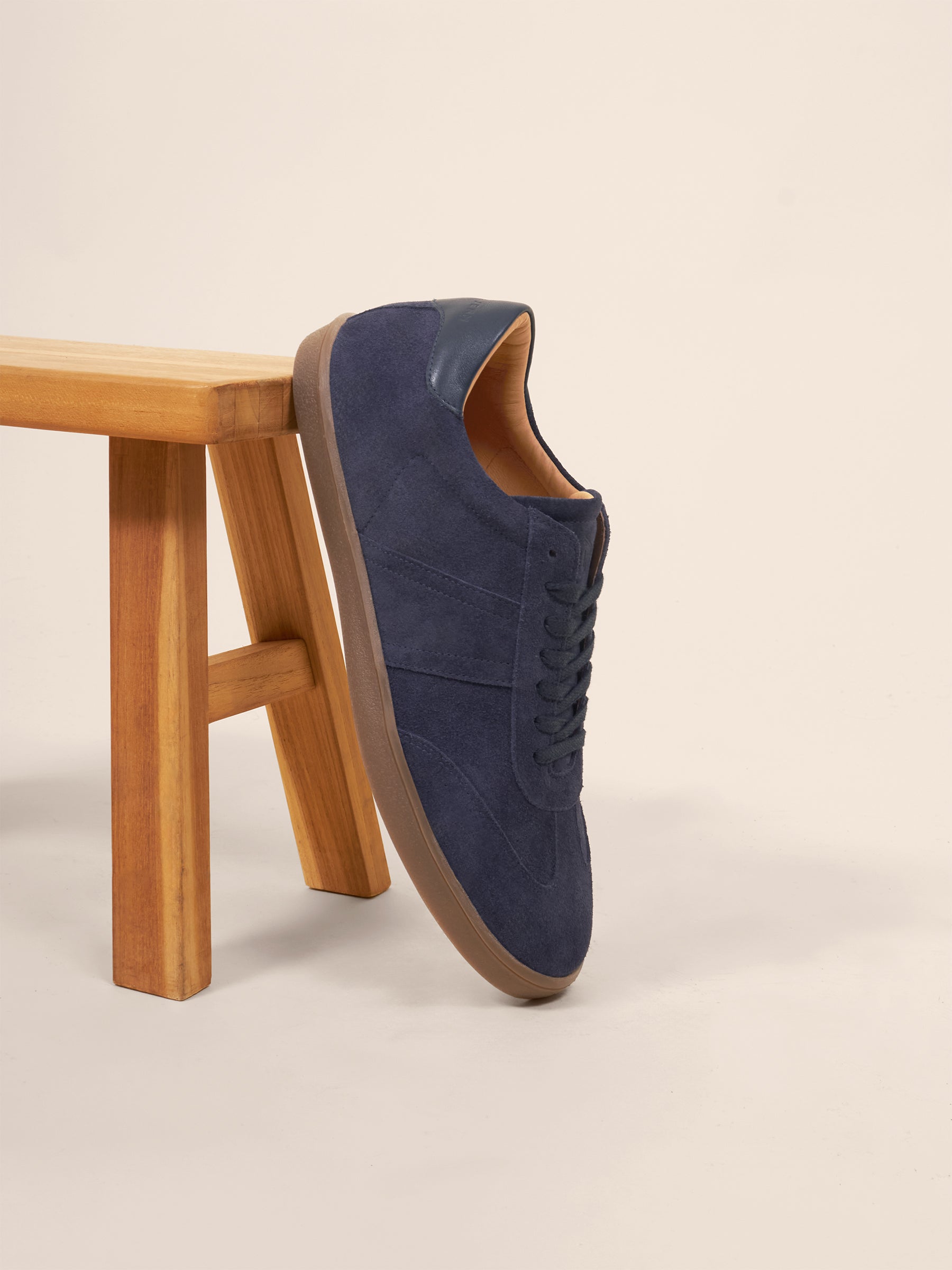 photo vue posée tennis lacet basile cuir daim bleu jules & jenn