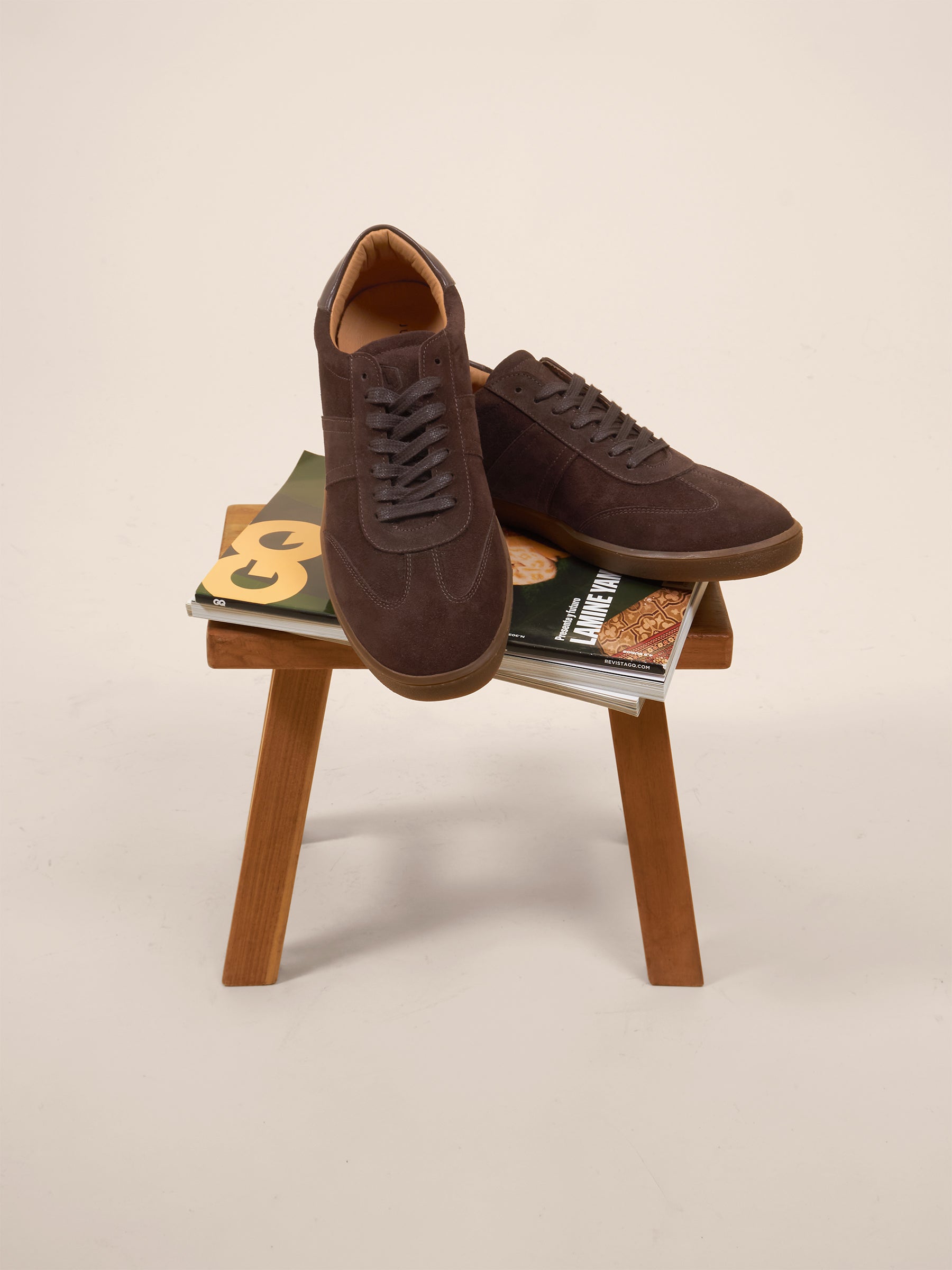 photo vue posée tennis lacet basile cuir daim marron jules & jenn 2