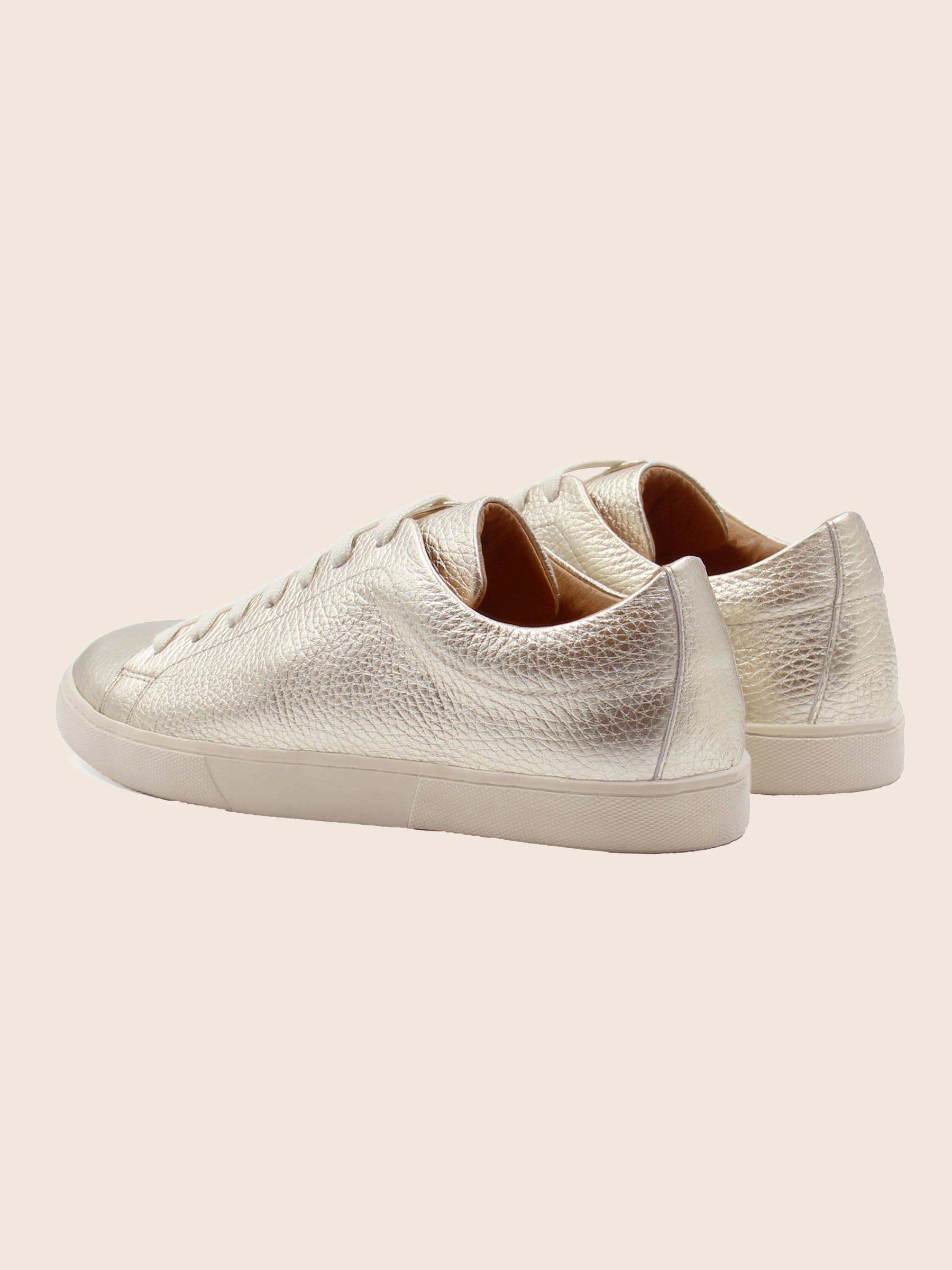 vue arriere tennis lacet cuir graine metallise dore jules jenn