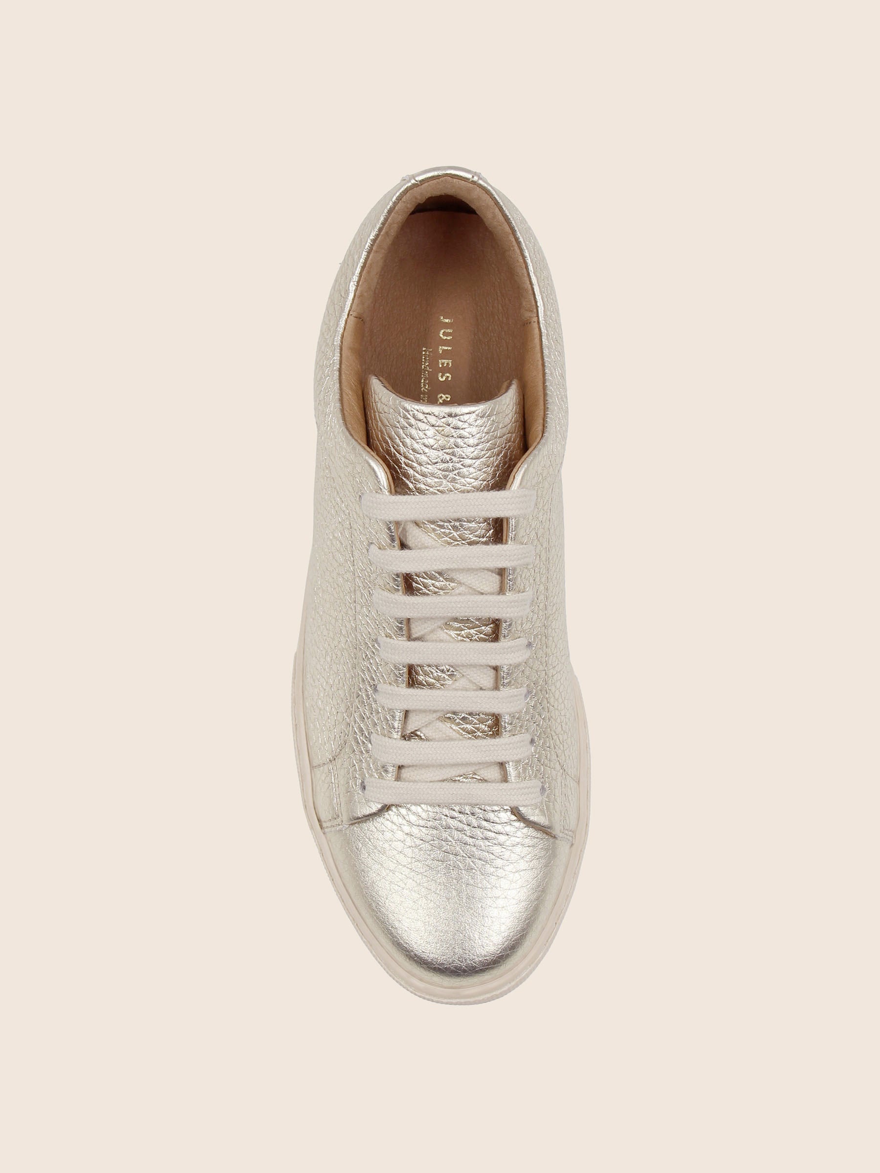 vue dessus tennis lacet cuir graine metallise dore jules jenn