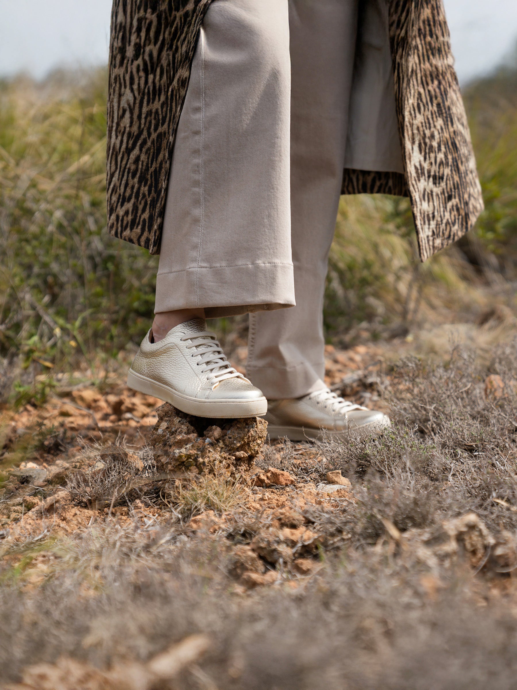 vue portée tennis lacet cuir graine metallise dore jules jenn