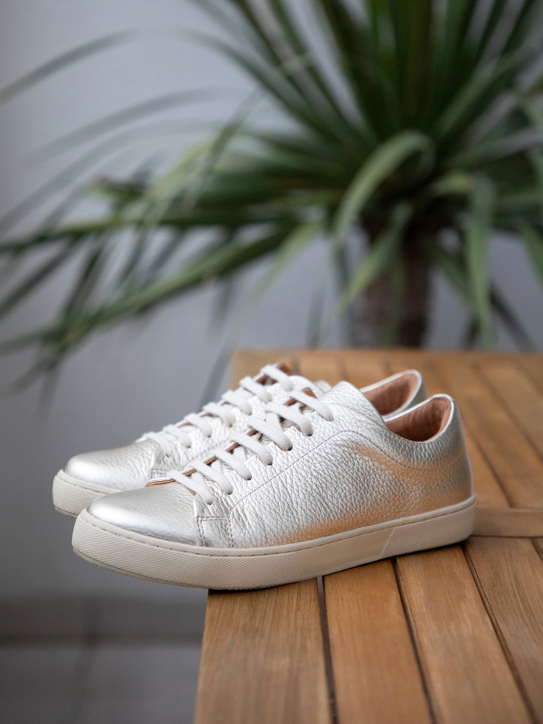 vue posée tennis lacet cuir graine metallise dore jules jenn