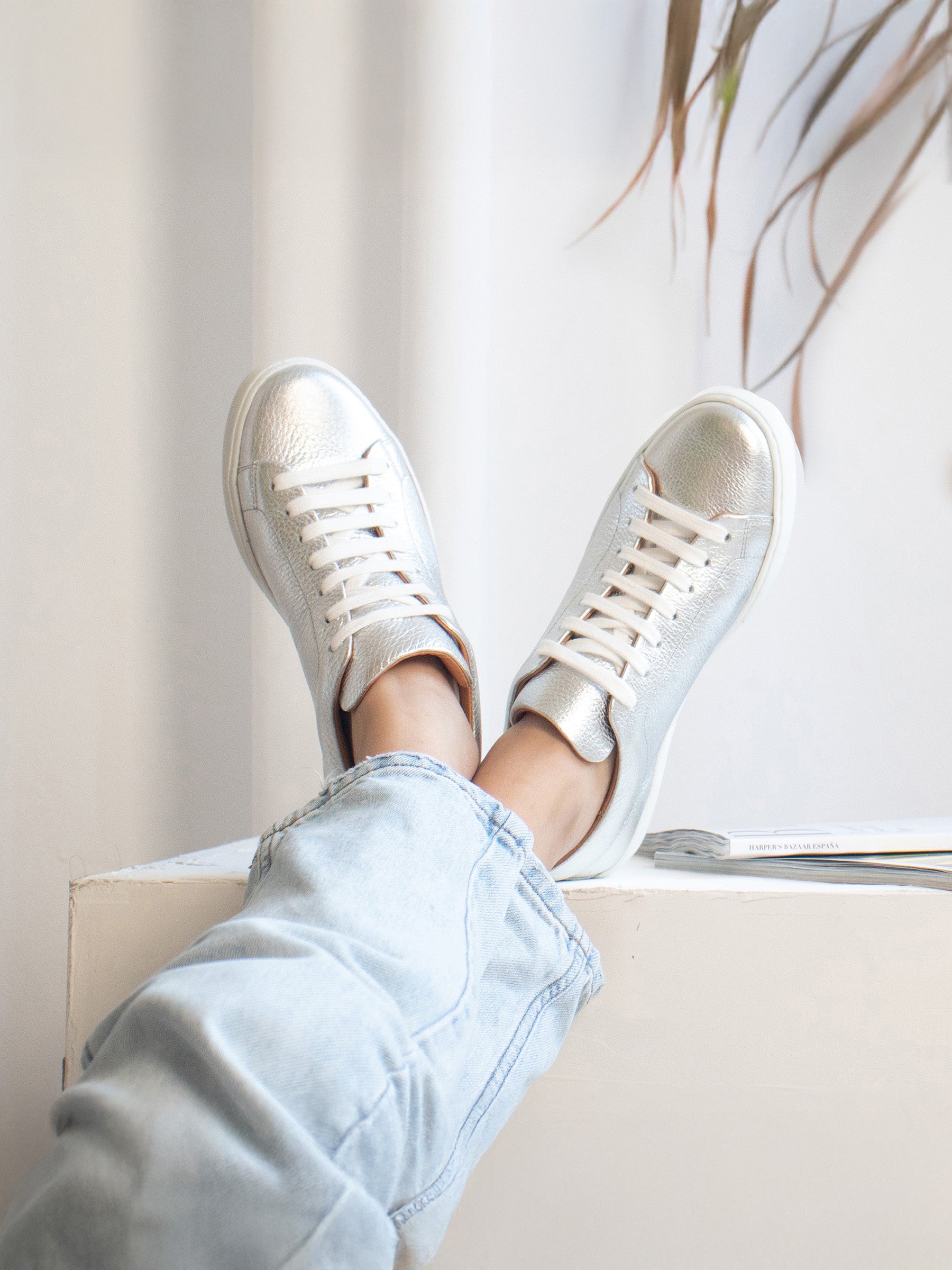 vue portée tennis a lacet cuir metallise argent jules jenn