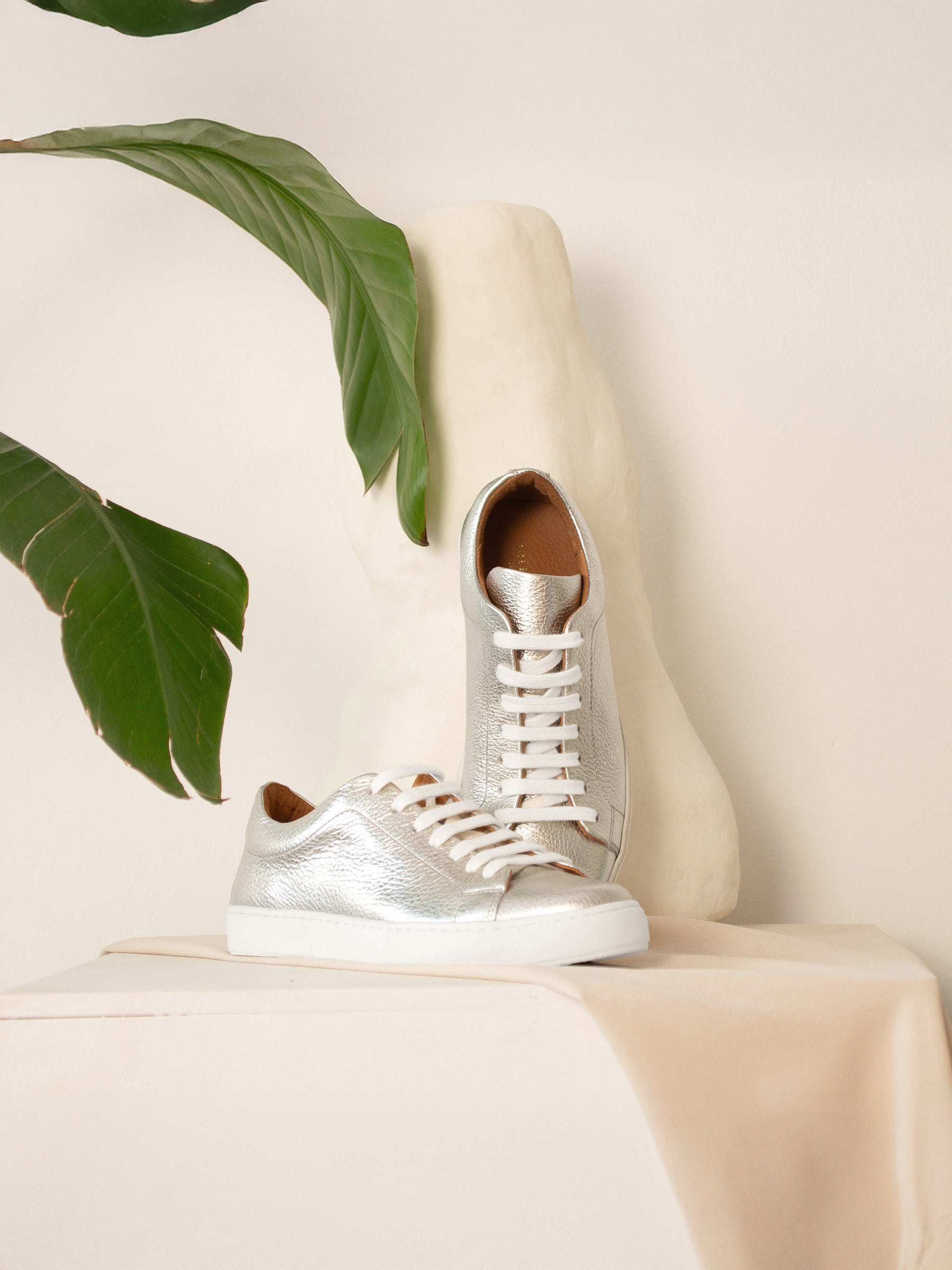 vue posée tennis lacet cuir metallise argent jules jenn