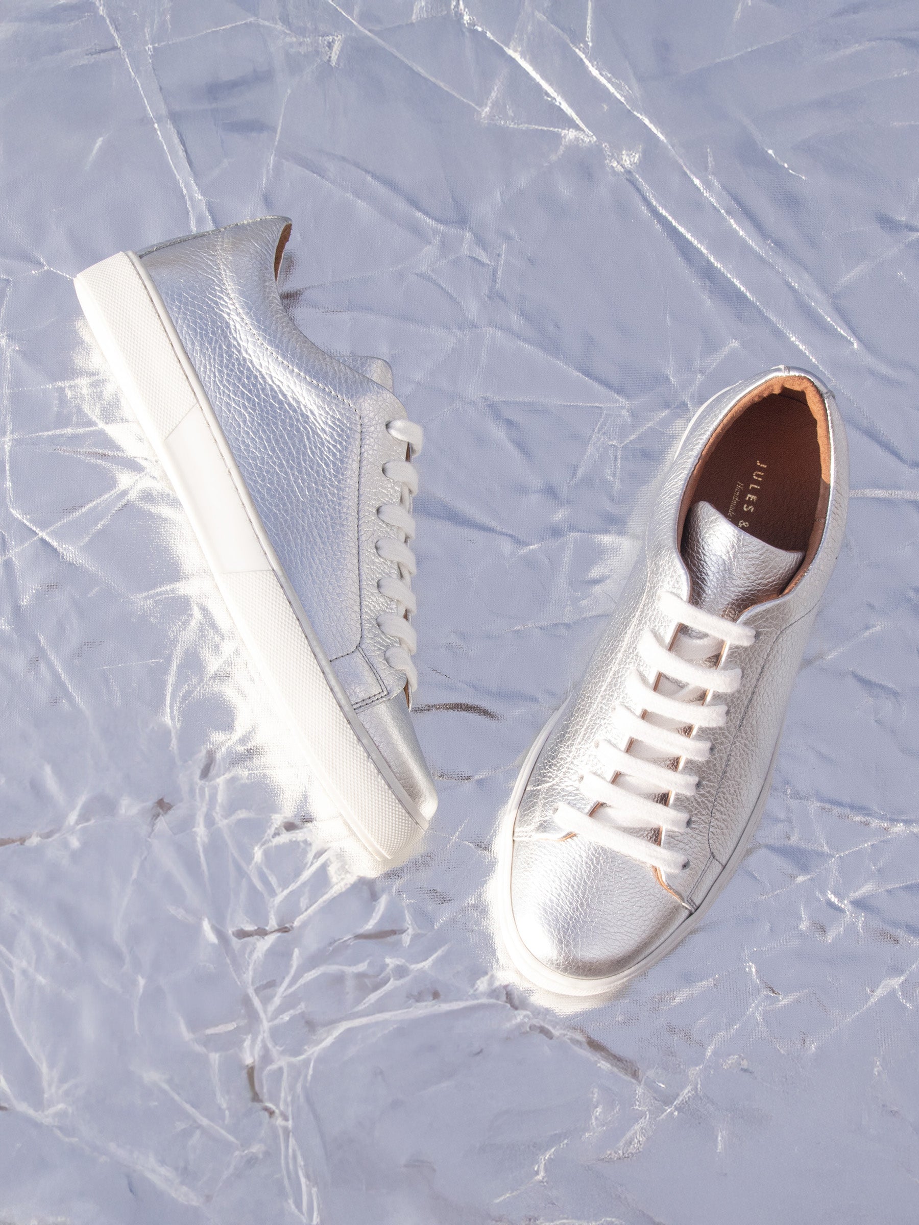 vue posée tennis lacet cuir metallise argent jules jenn