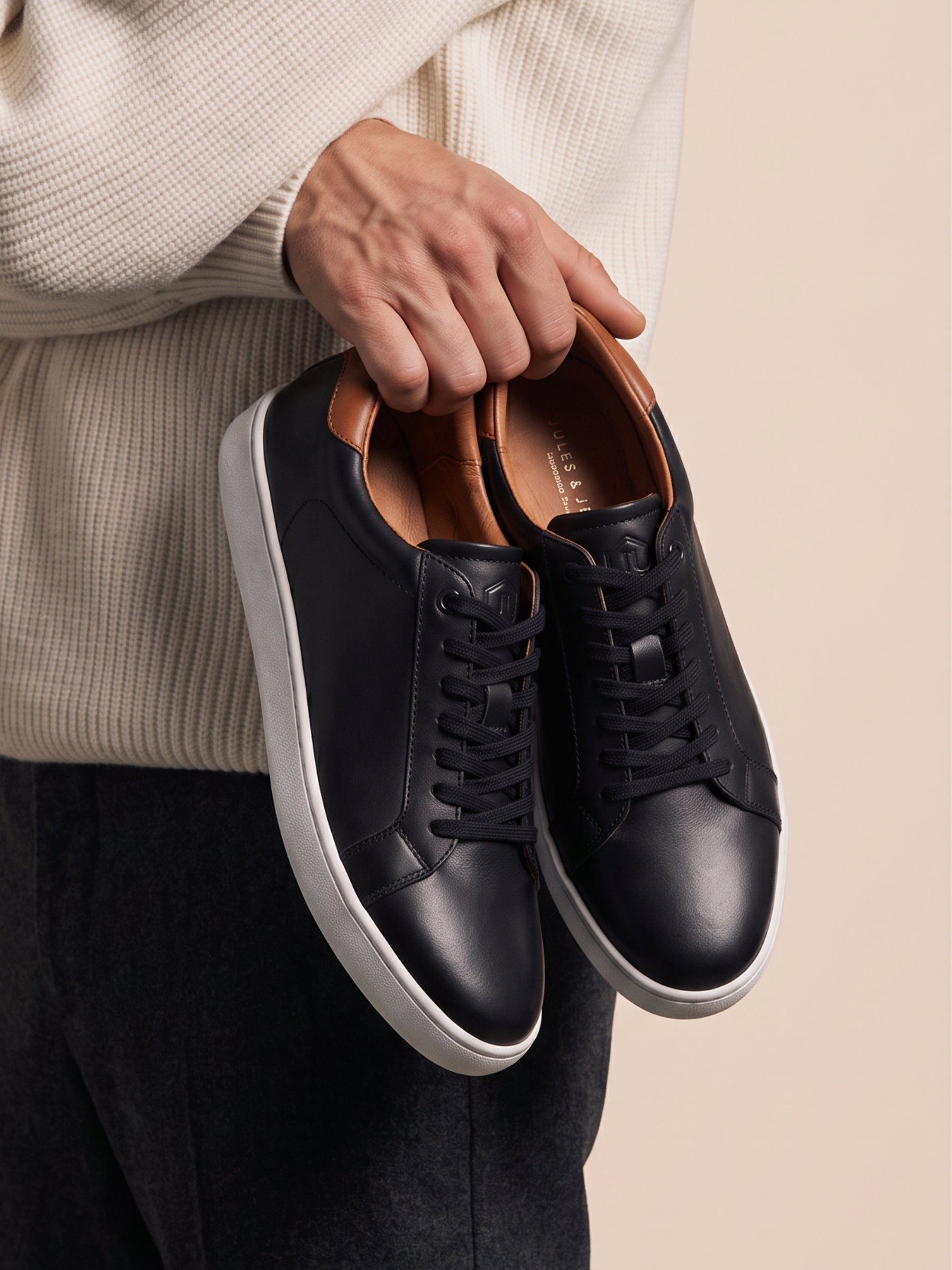 photo vue posee tennis lacet homme cuir noir blanc jules jenn