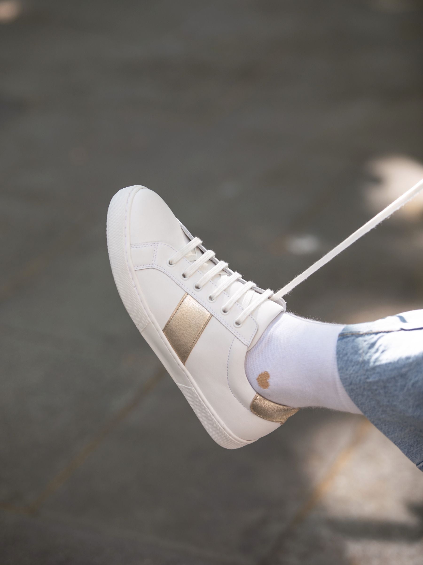 vue portée tennis lacet cuir blanc et doré jules & jenn