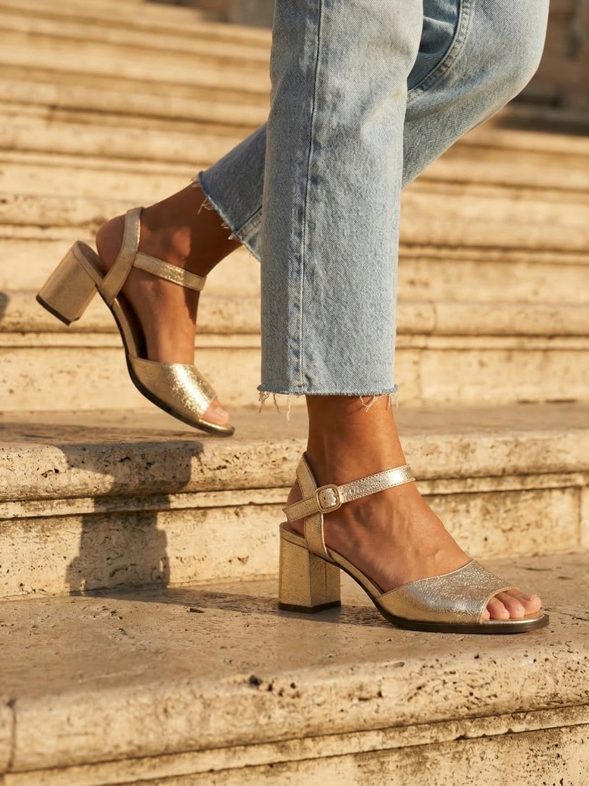 Sandales femme Anouk avec talon bloc en cuir métallisé doré  – JULES & JENN