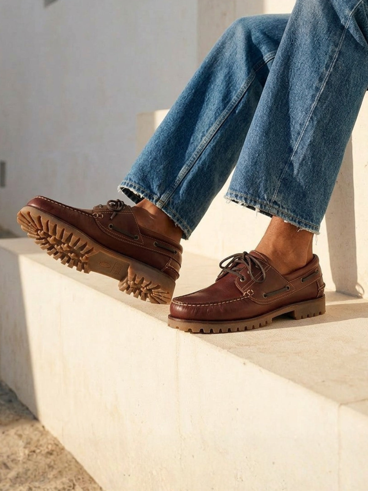 Chaussures bateau crampon homme en cuir marron JULES & JENN à la une