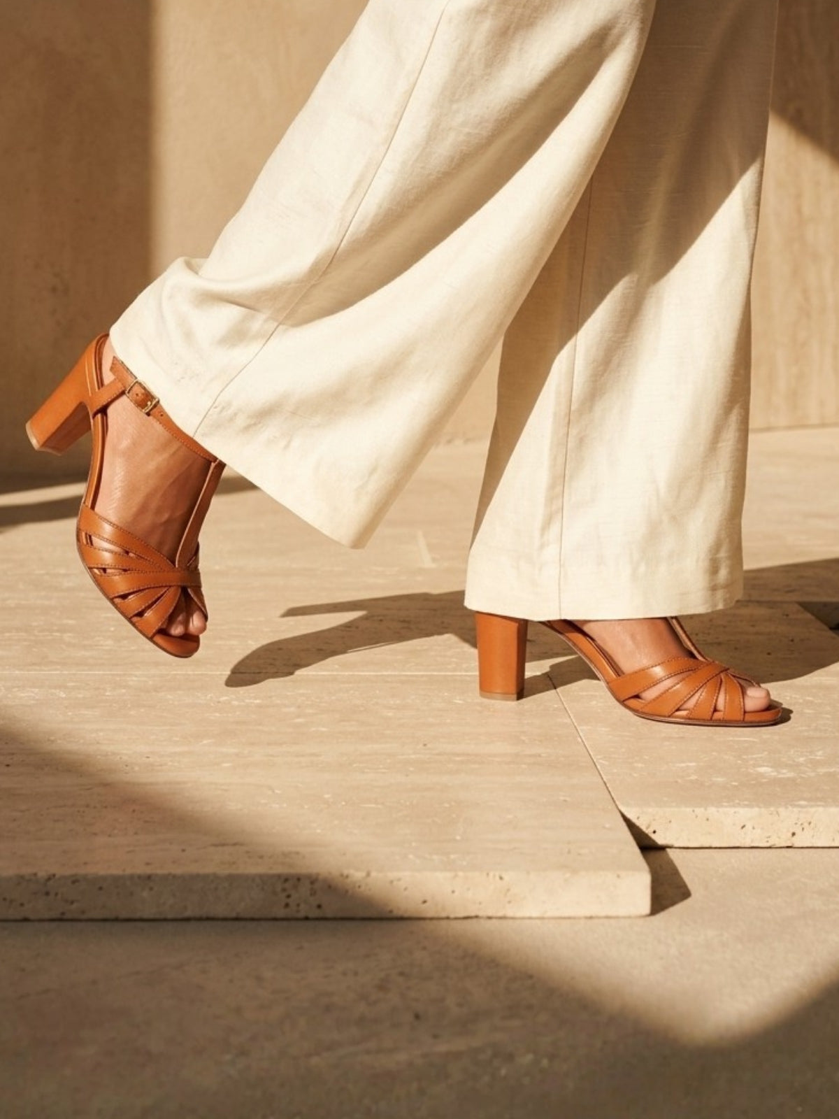 Sandales talon brides femme en cuir camel JULES & JENN à la une