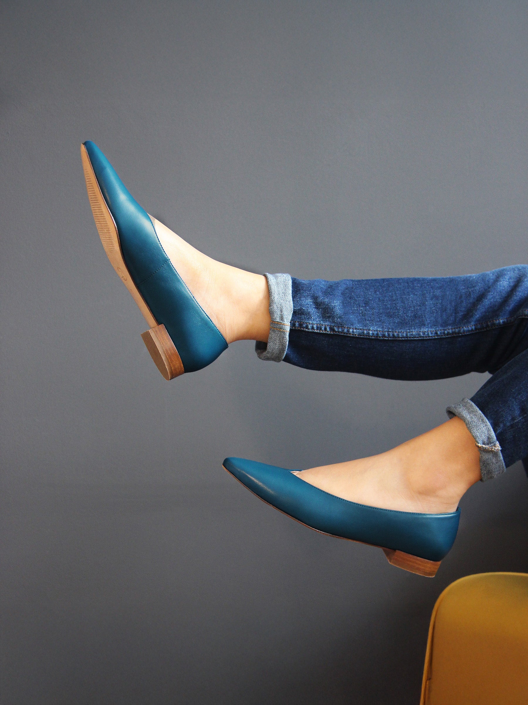 vue portée ballerines cuir bleu denim jules & jenn