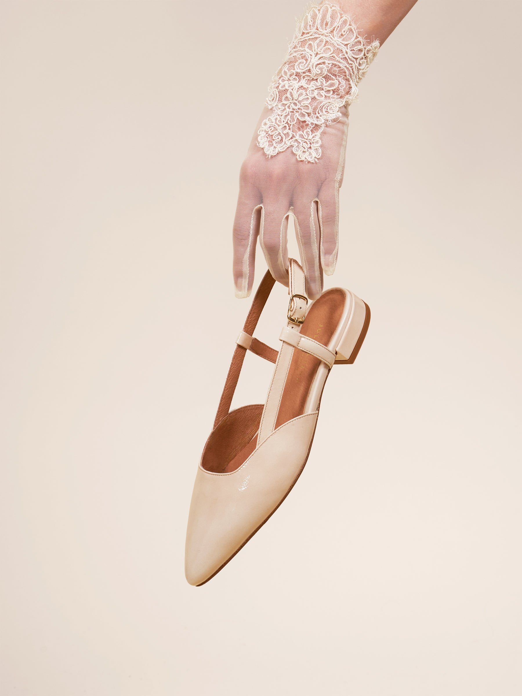 photo vue posée ballerines slingback cuir vernis creme jules & jenn