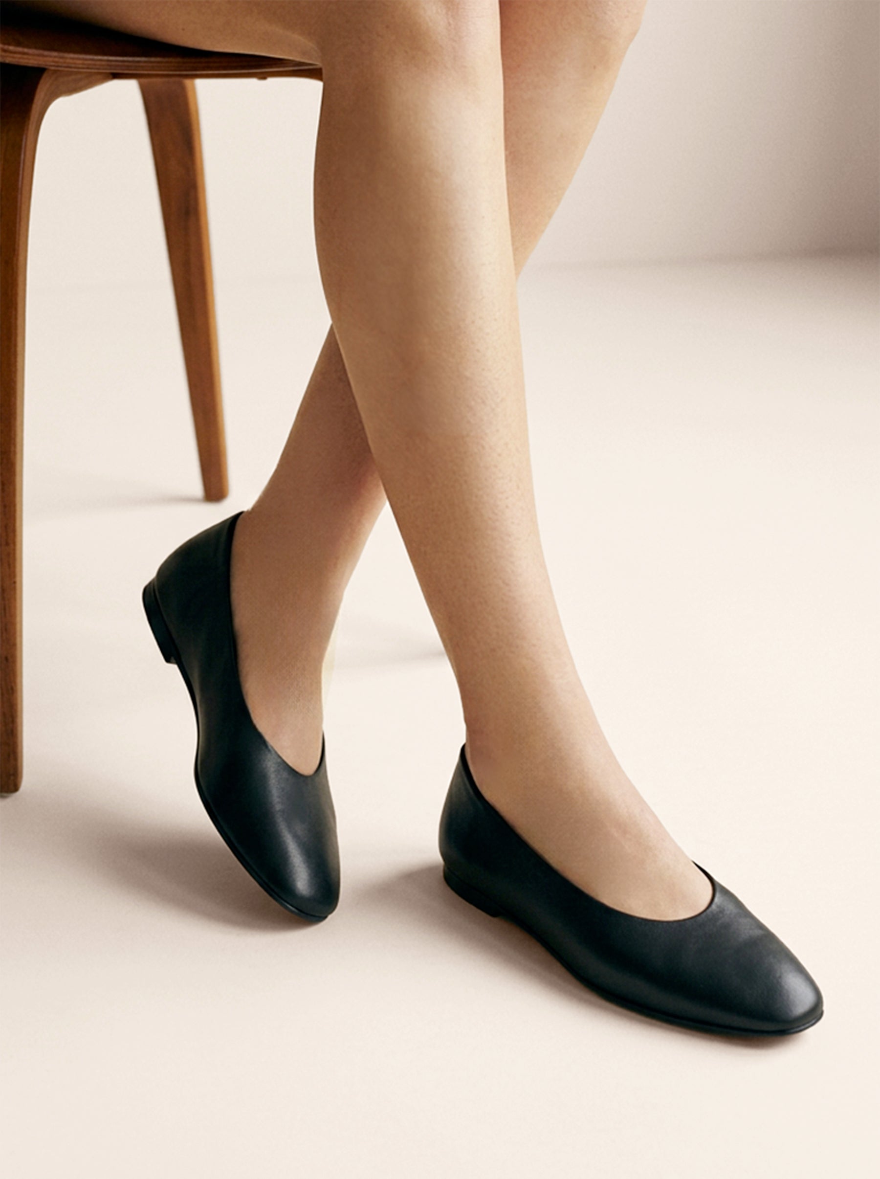vue portee 2 ballerines souples paola cuir noir jules & jenn
