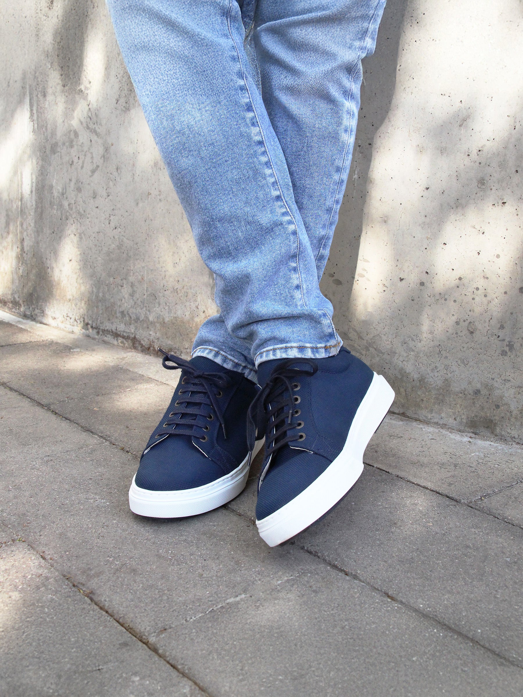 vue portée baskets homme toile recyclee bleu jules & jenn