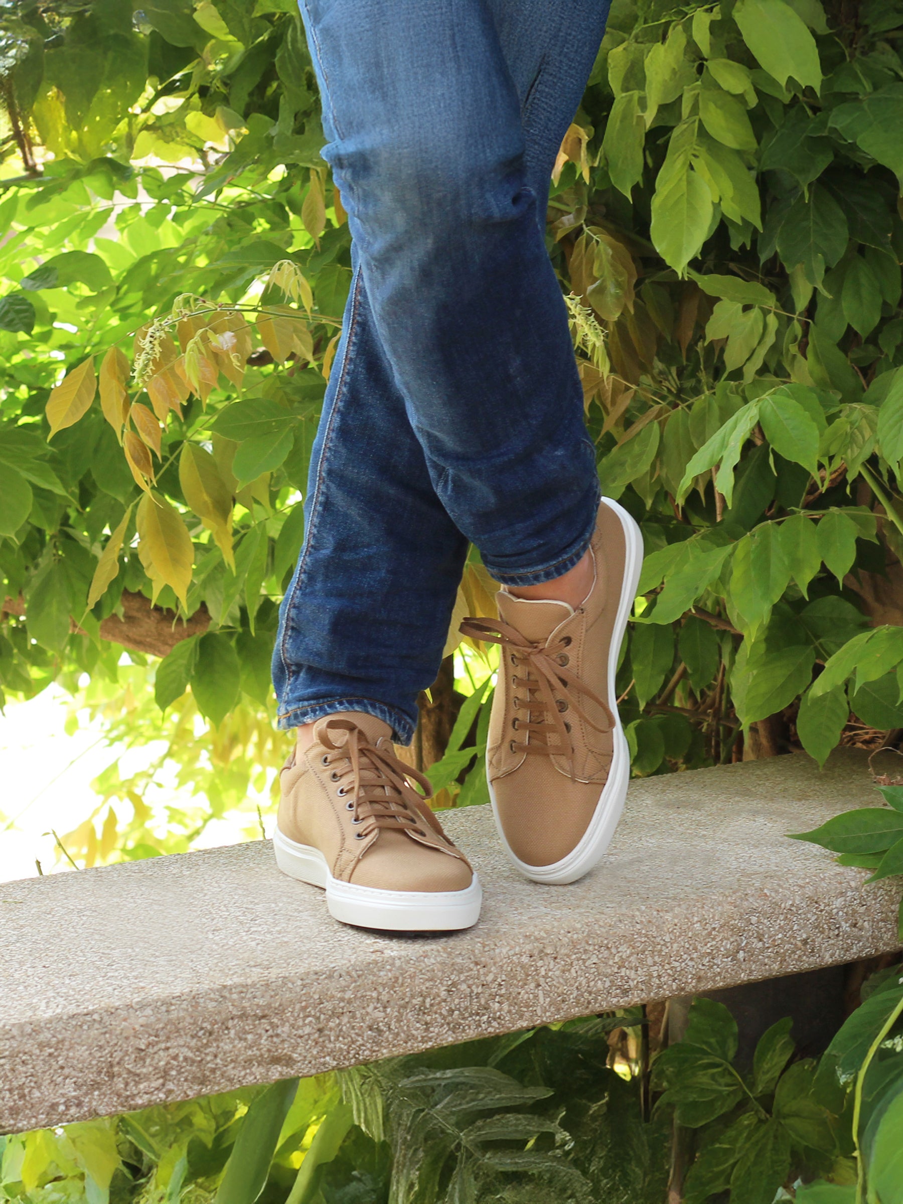 vue portée exterieure baskets recyclees homme camel jules & jenn