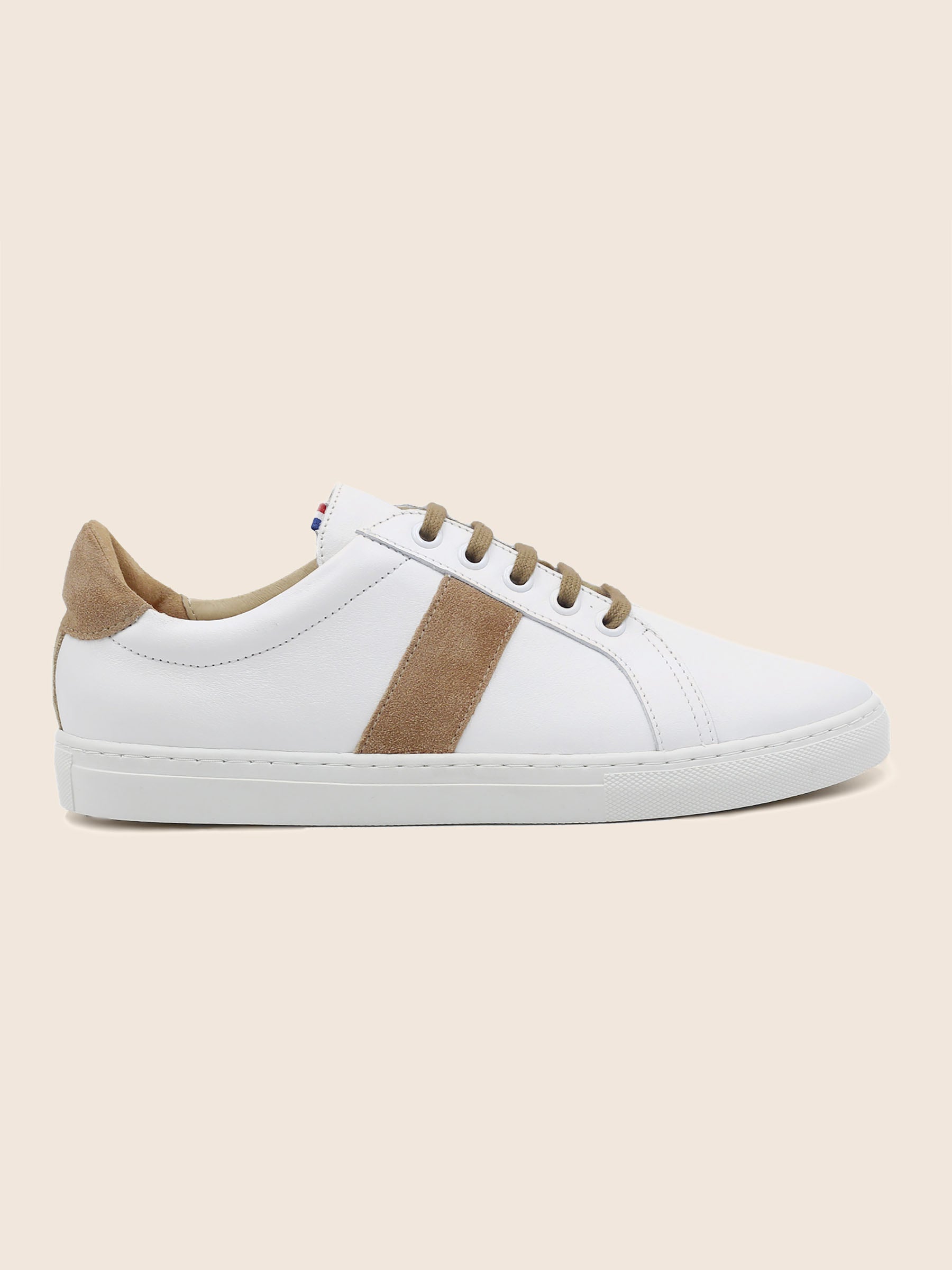 vue posée baskets a lacet cuir blanc & beige jules & jenn