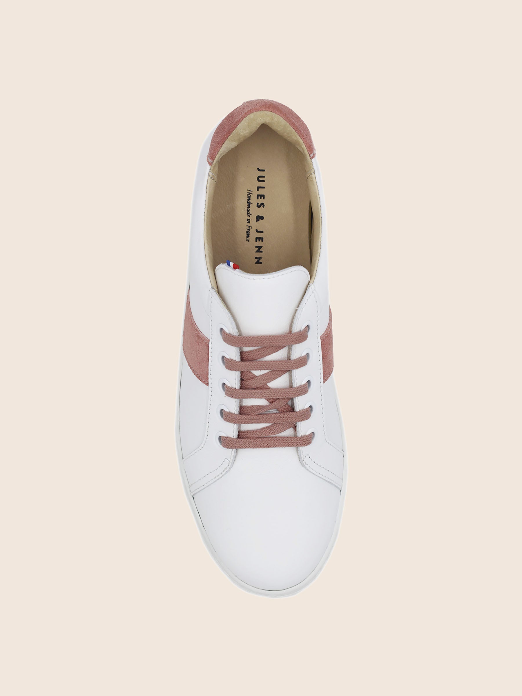 vue dessus baskets a lacet cuir blanc & rose jules & jenn