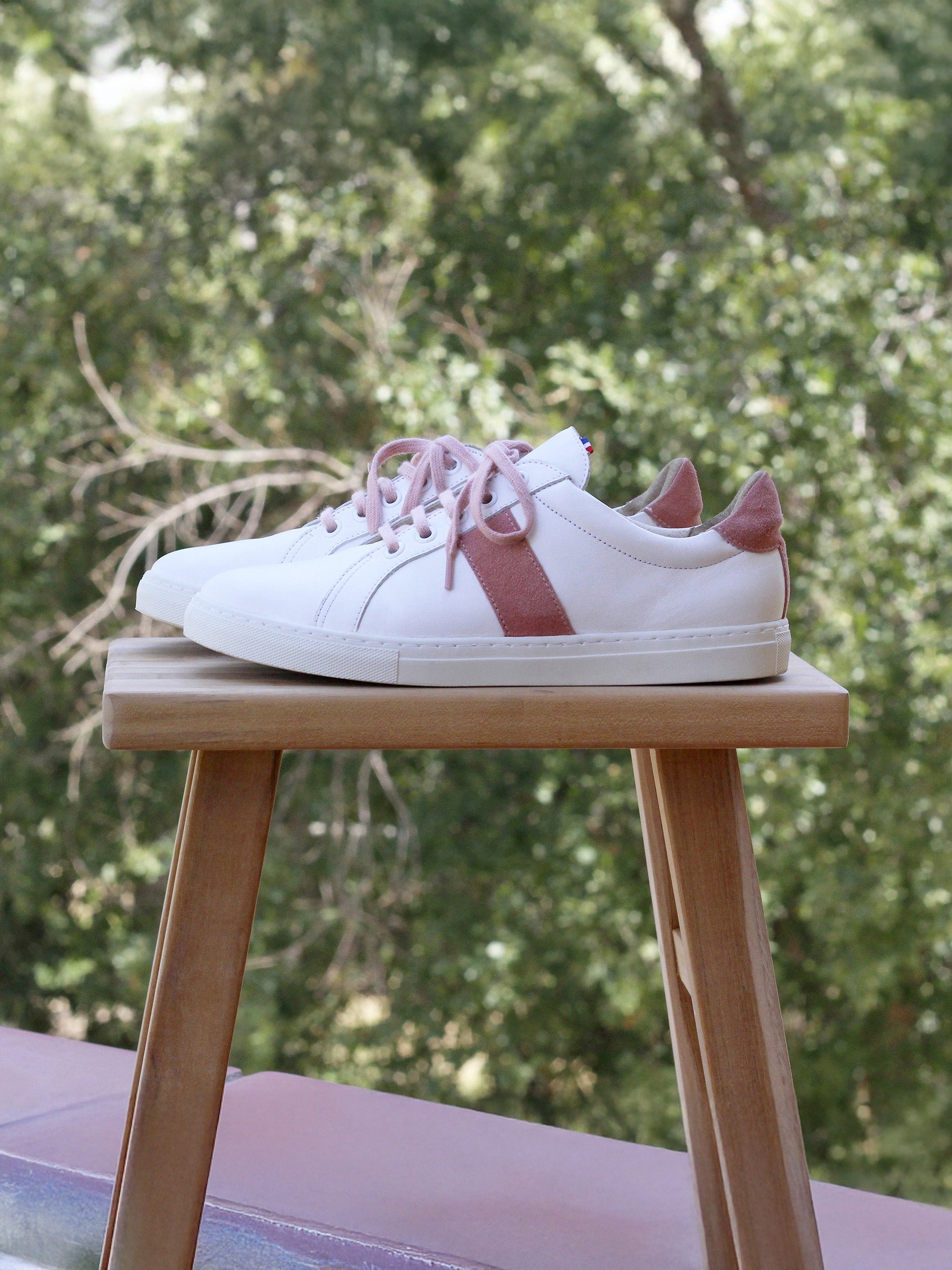 vue posée baskets made in france cuir blanc rose jules & jenn